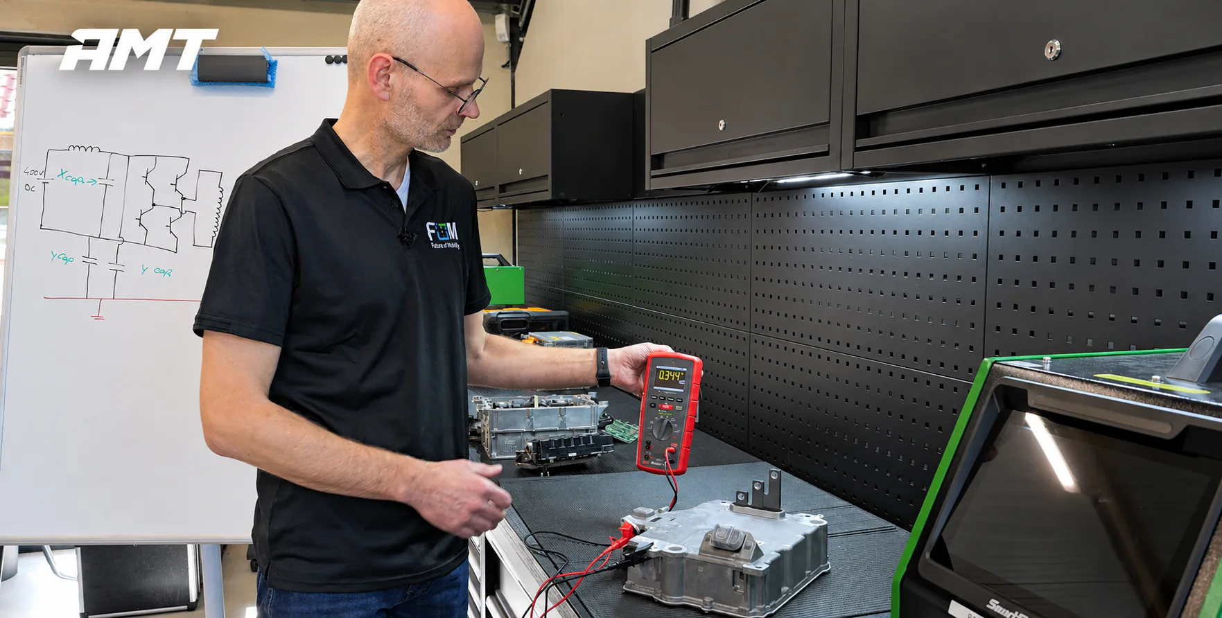Leander Engelberink van Future of Mobility laat zien hoe je met een multimeter de X- en Y-capaciteit meet aan een DC/DC-omvormer van een Volkswagen ID.
