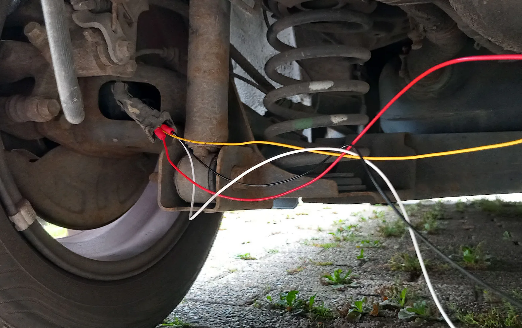 Met behulp van zelfgemaakte verloopkabels worden de signalen van linksachter en rechtsachter omgewisseld.