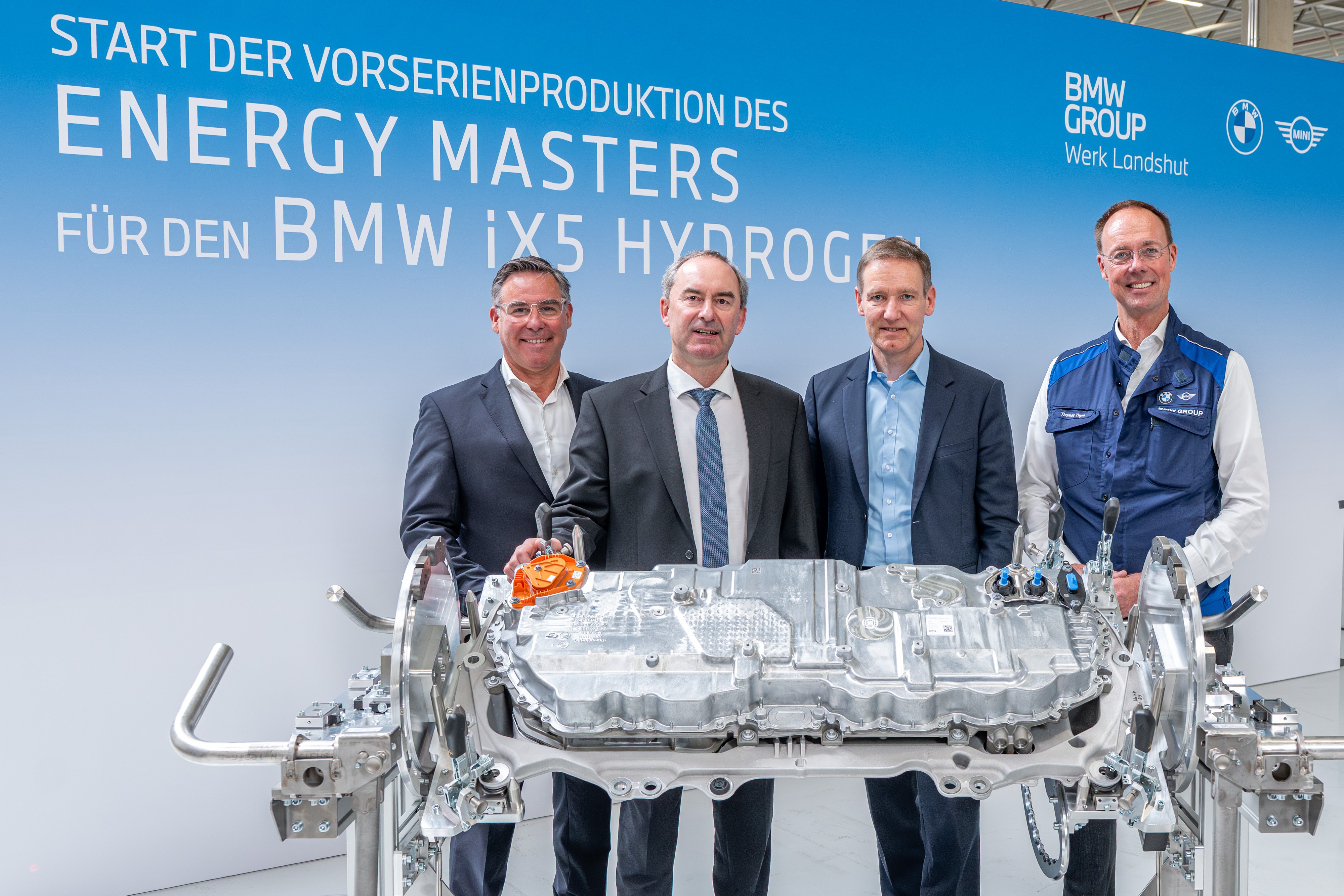 Feestelijke presentatie van de pre-productie brandstofcel Energy Master, analoog aan de Energy Master voor batterijpakketten. - Foto's: BMW