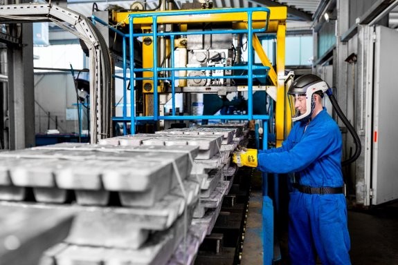 Gerecycled lood wordt tot gietblokken gegoten en verpakt voor transport. - Foto: Clarios