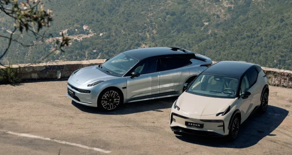 Zeekr werd in 2023 in Nederland gelanceerd en verkoopt hier de elektrische modellen Zeekr X (rechts), Zeekr 001 (links), Zeekr 7X en Zeekr 7GT. Foto: Zeekr