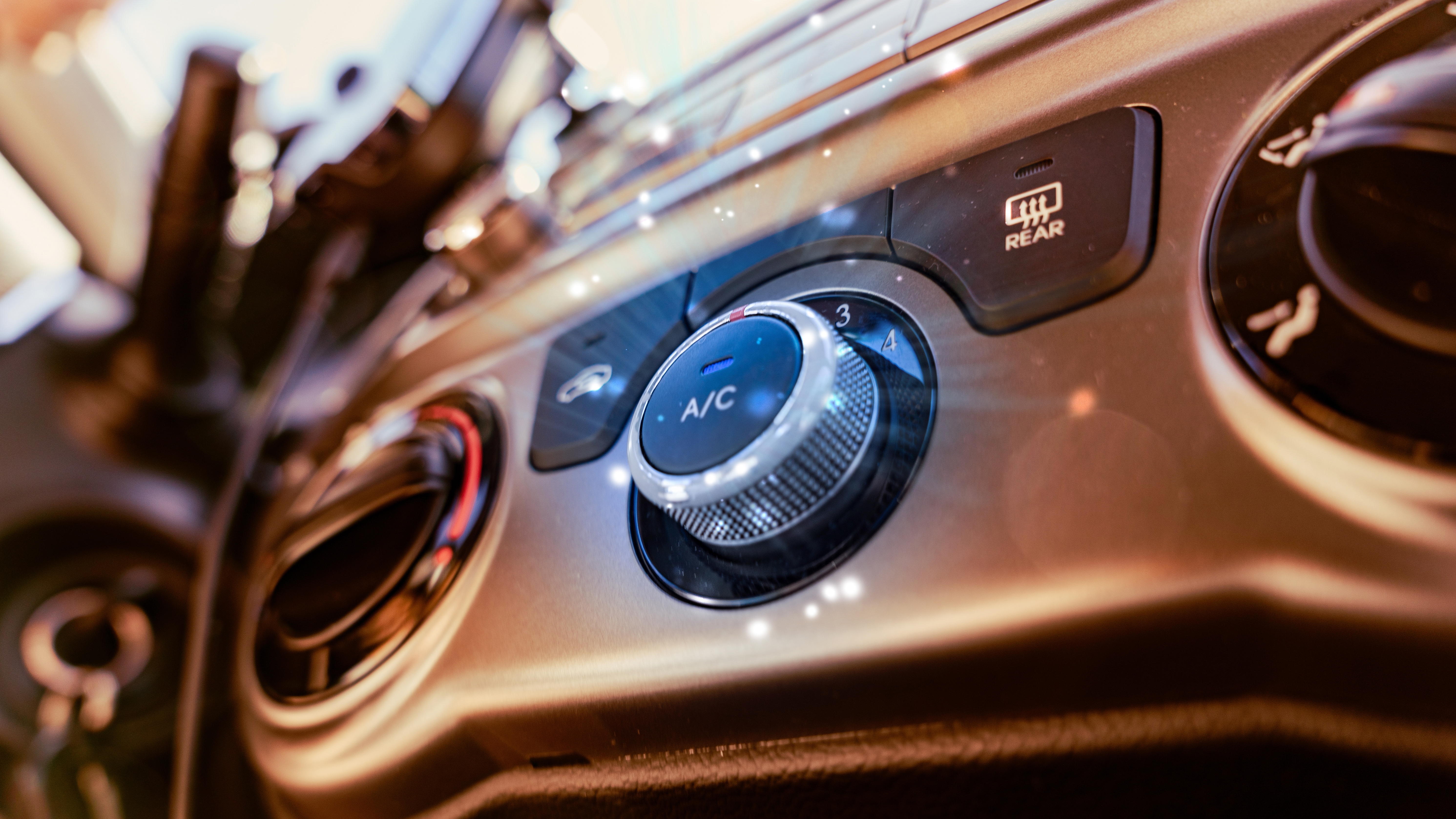 Hoewel de airco een gesloten systeem is, gaat er jaarlijks gemiddeld zo'n 10% van het koudemiddel, de stof die zorgt voor koele lucht, verloren. Tijdig even checken dus!