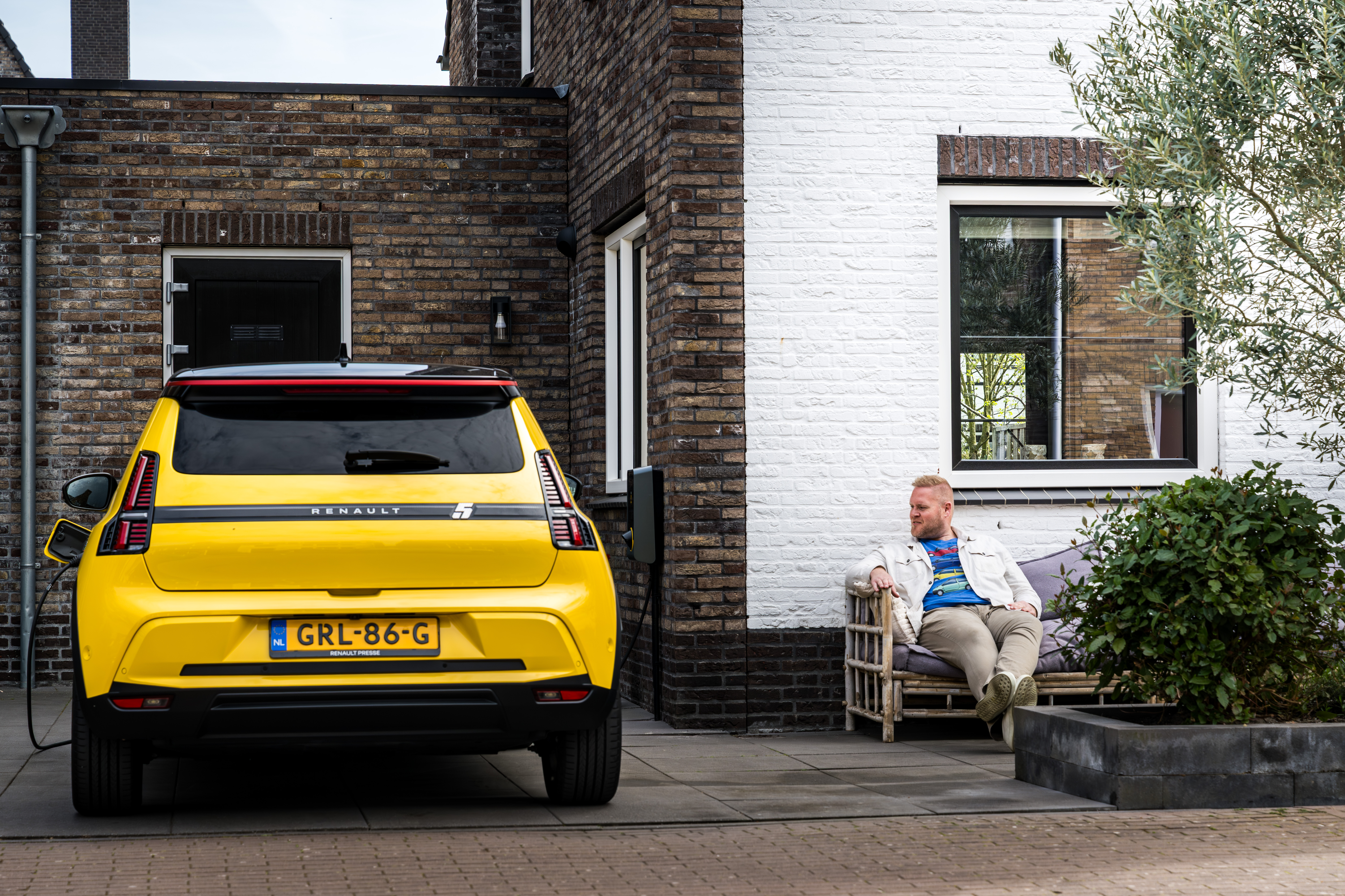 Slapend - of zonnend - rijk worden, wie wil dat niet? Met Renault Power V2G maak je een begin. - Foto: Jeffrey van der Vaart