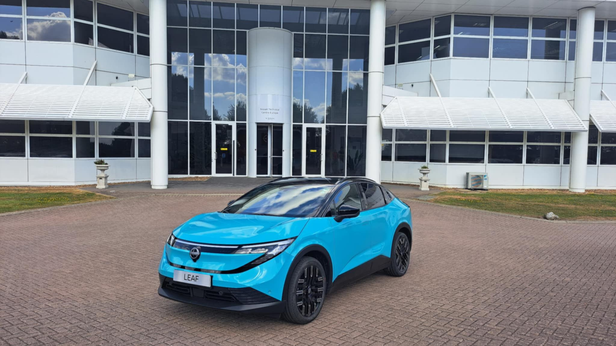De Nissan LEAF dient als testplatform voor het geïntegreerde energiesysteem binnen Project SUITE. - Foto: Nissan