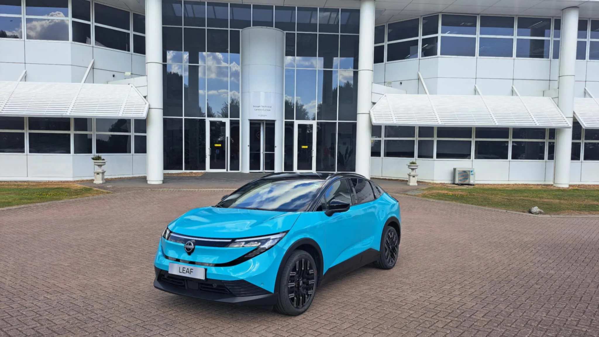 De Nissan LEAF dient als testplatform voor het geïntegreerde energiesysteem binnen Project SUITE. - Foto: Nissan
