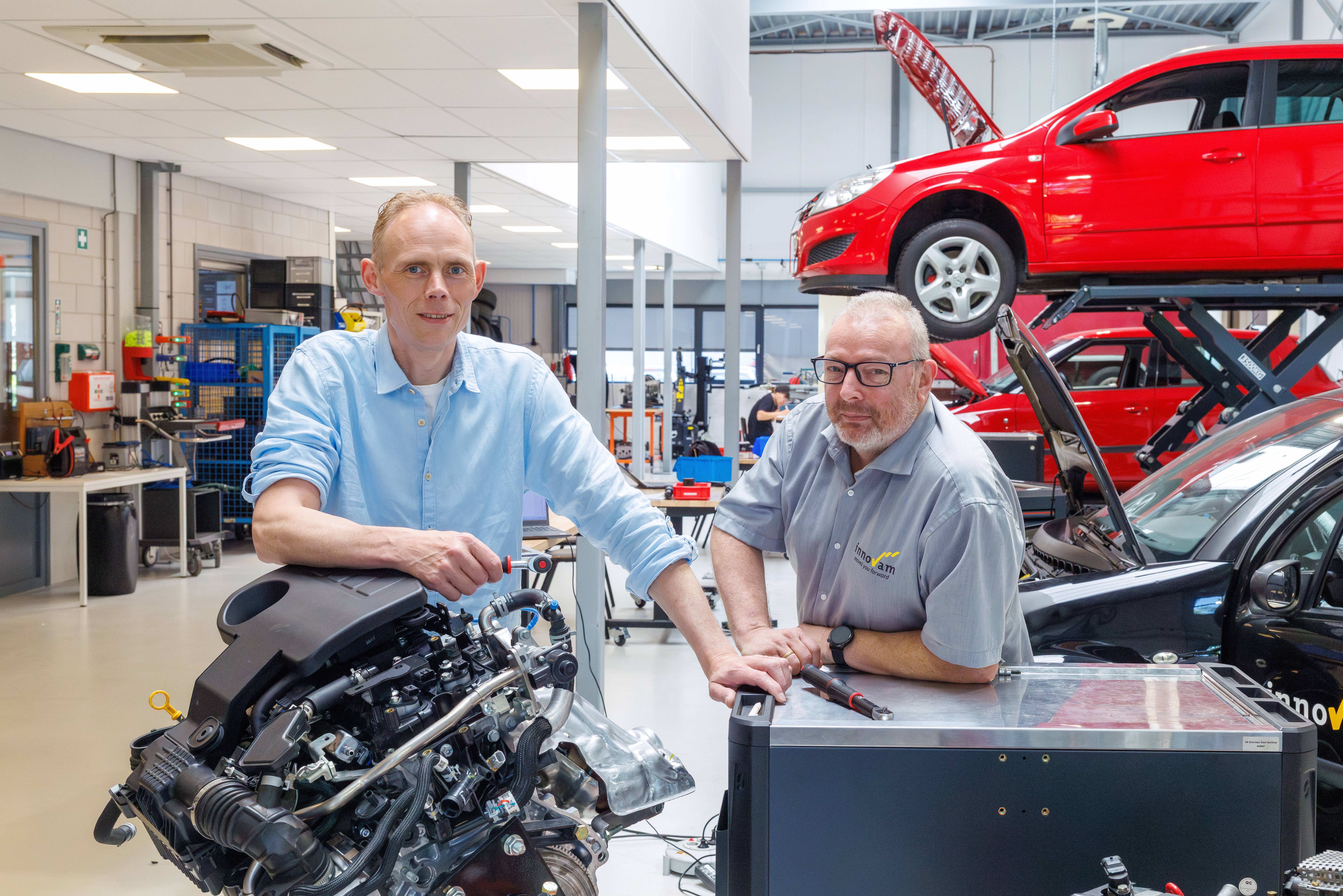 Mike Jansen (links) en Hans ter Braak zijn altijd bezig met het optimaliseren van de werkplaats.