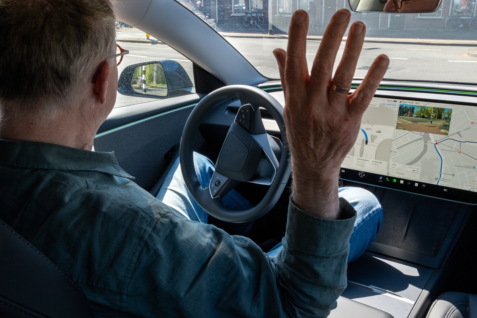 Op dit moment rijden er volgens de RDW 40.000 Tesla's met het zelfrijhulpsysteem rond in Nederland. - Foto: Helene van Rijn / ANP