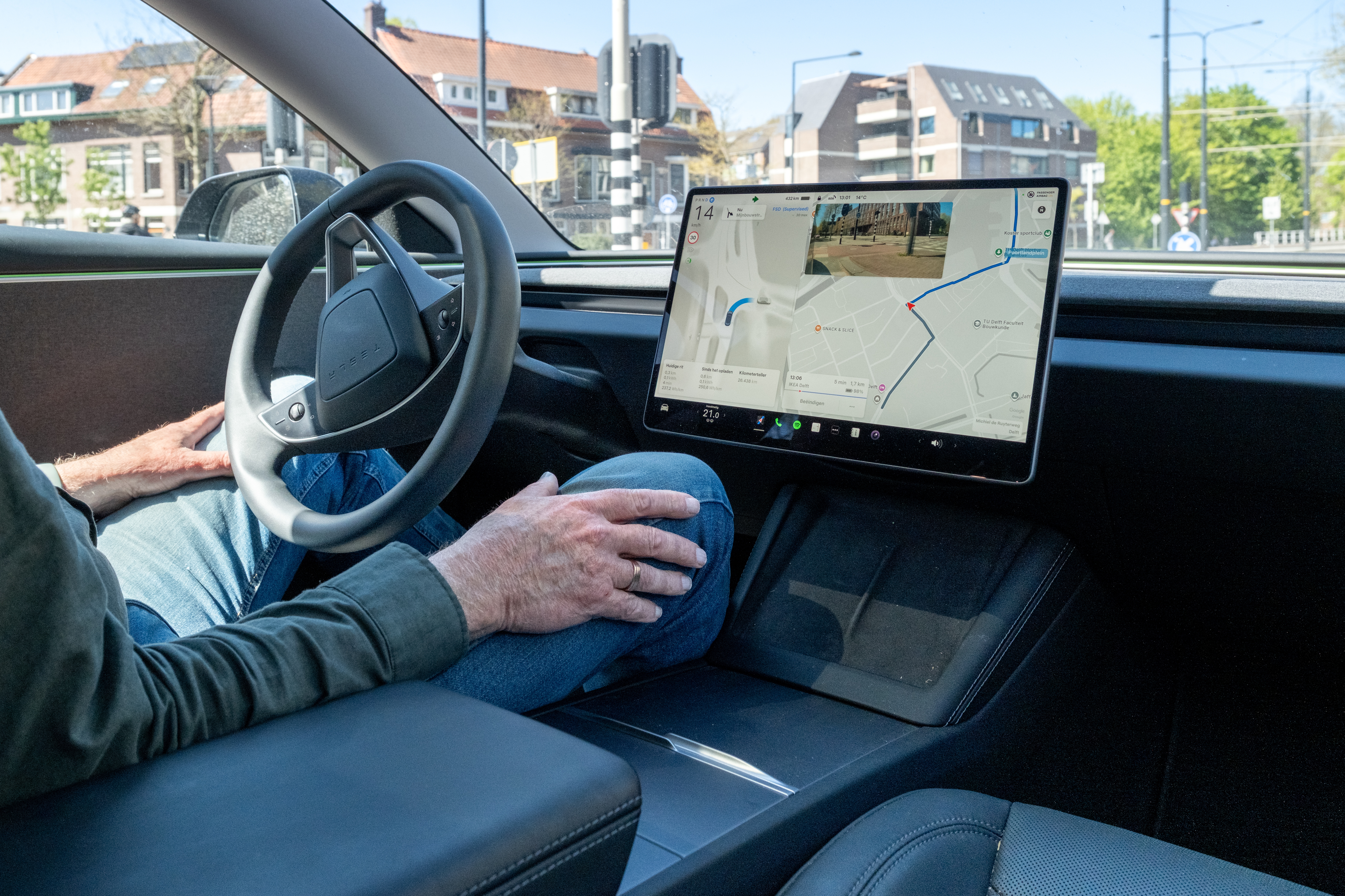 Bestuurder van Tesla Model 3 doet mee aan de proefperiode van Tesla's Full Self-Driving (Supervised). - Foto: Helen van Rijn / ANP