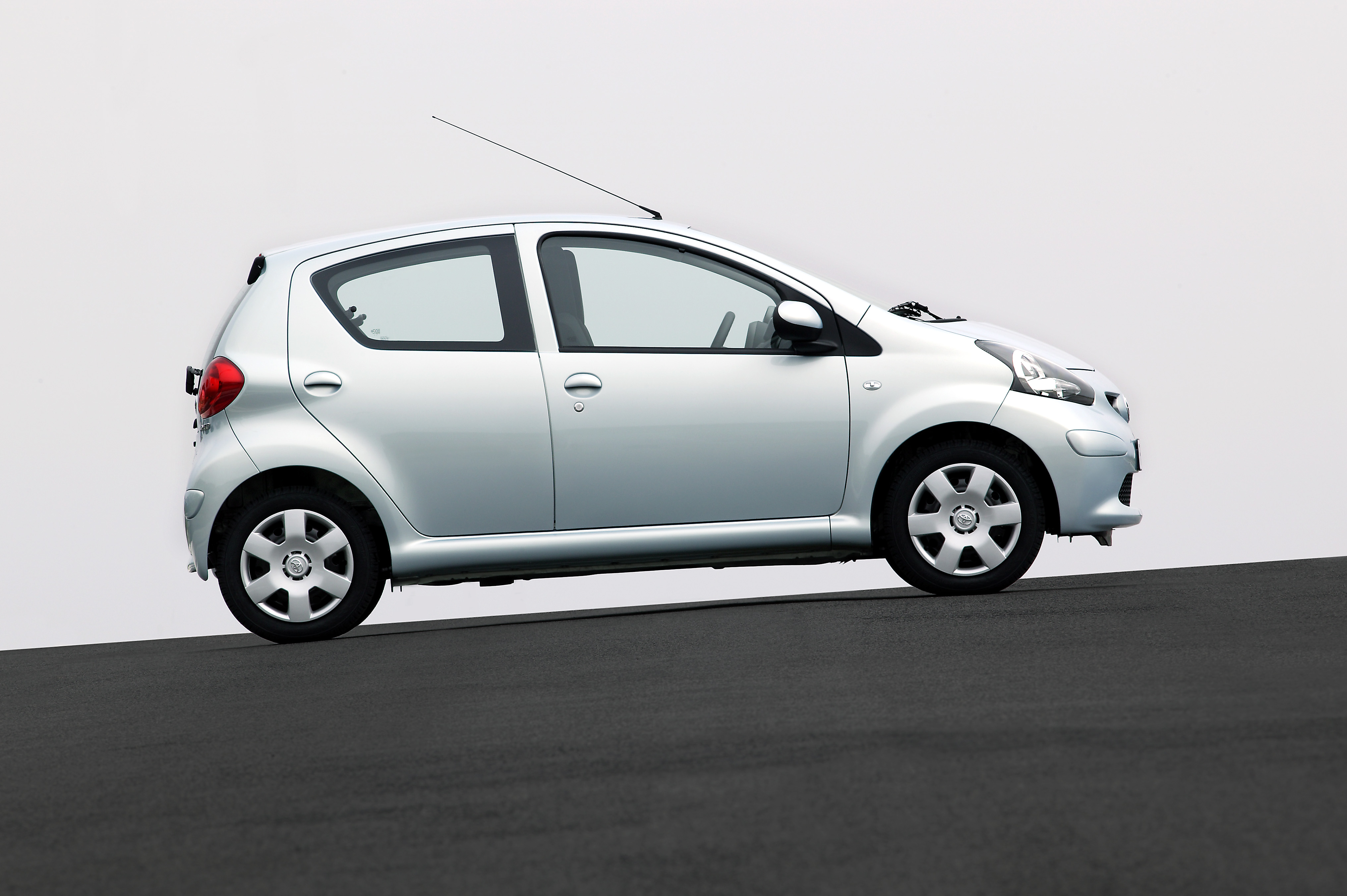 De Toyota Aygo van de eerste generatie staat bekend als onderhoudsvriendelijk. Tenzij iemand draden verwisselt... - Foto: Toyota