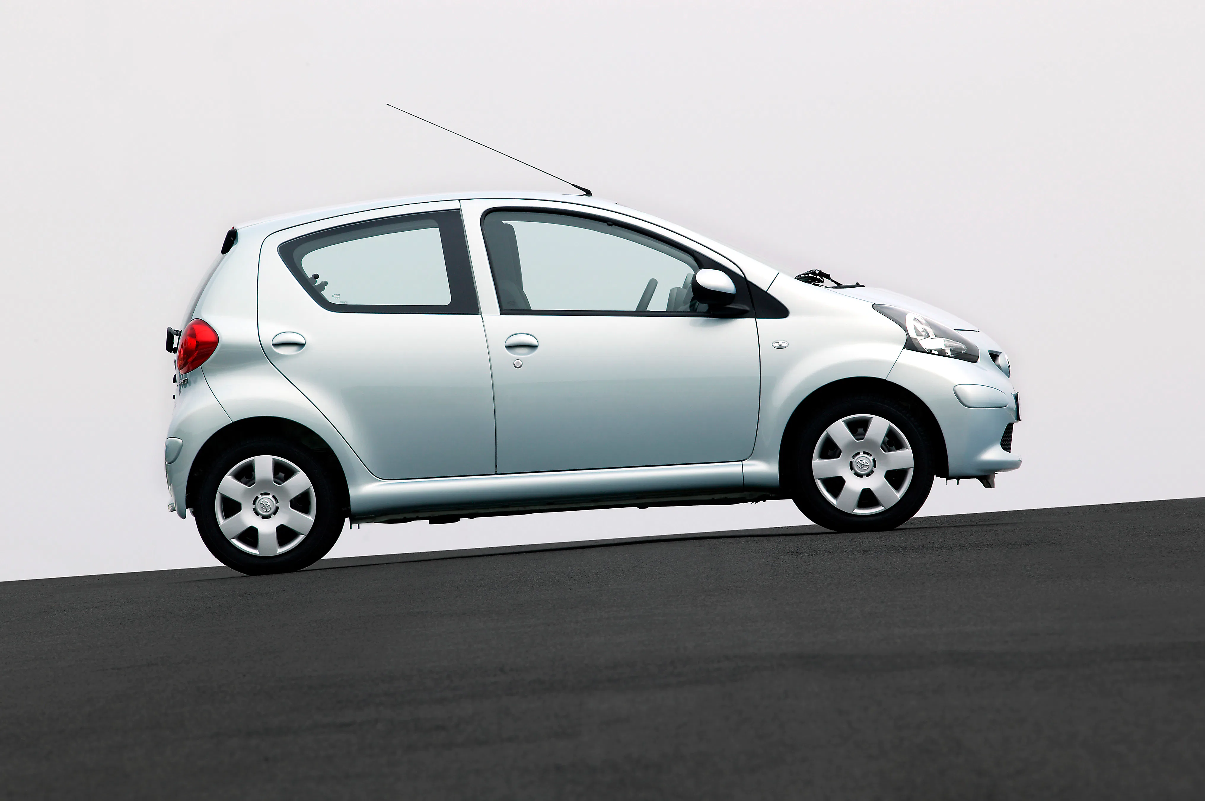 De Toyota Aygo van de eerste generatie staat bekend als onderhoudsvriendelijk. Tenzij iemand draden verwisselt... - Foto: Toyota