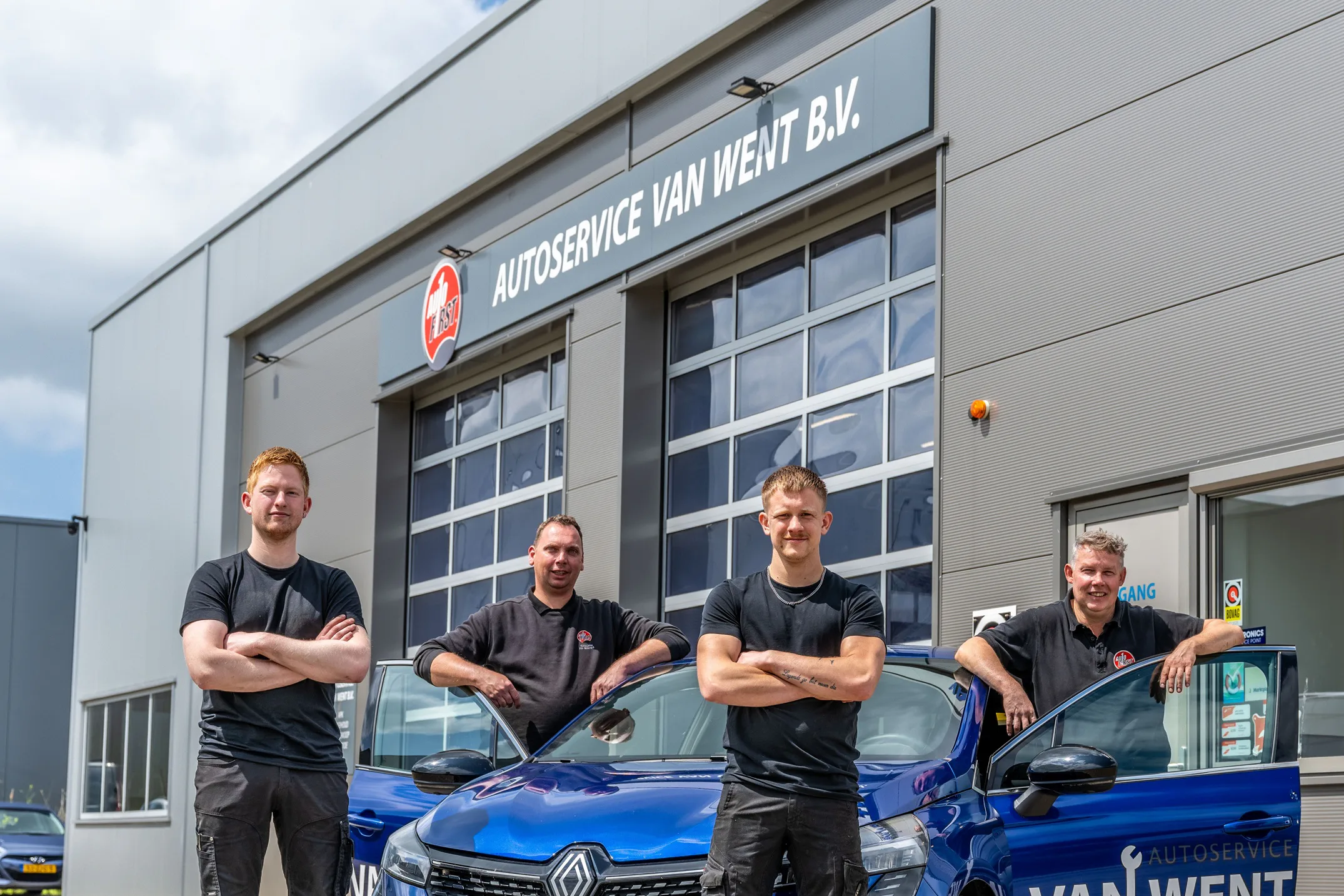 Dit is het ondernemende team van AutoFirst van Went in Warmenhuizen. Joris (tweede van links) en Gwendy van Went zijn sinds 2024 bij AutoFirst aangesloten.