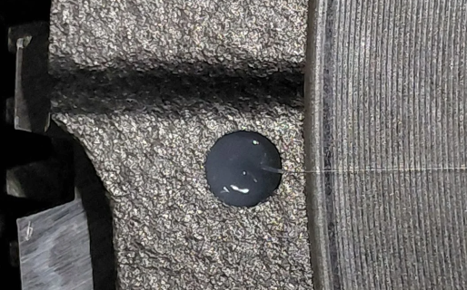 Detail van een kunststof ‘klinknagel’ tussen het porimaire en secundaire vliegwiel. Deze mag volgens Valeo niet vóór montage worden verwijderd. - Foto: Valeo