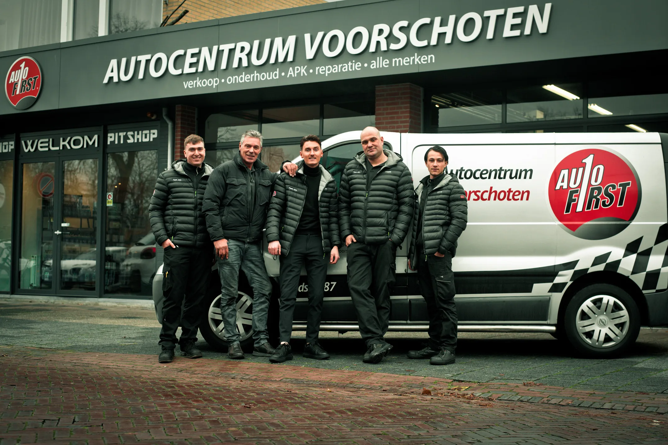 Remo Meijer (tweede van links) van Autocentrum Voorschoten is al jaren aangesloten bij AutoFirst en is al meer dan dertig jaar een begrip in Voorschoten en daarbuiten.