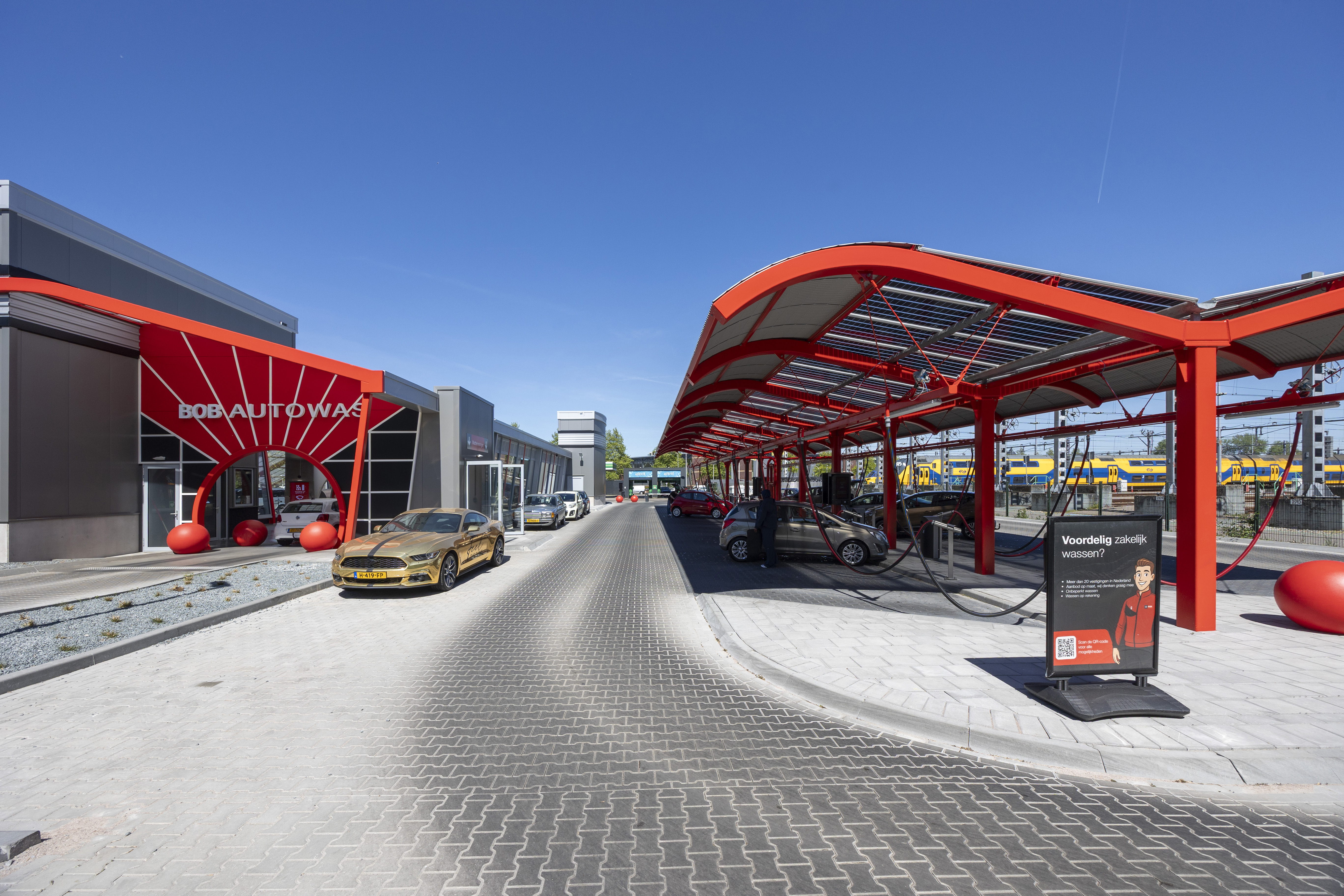 De moderne carwash is veel meer dan een wasstraat alleen. Exploitanten investeren in stofzuigpleinen, duurzame energie en digitale diensten om klanten aan zich te binden. - Foto: Herbert Wiggerman