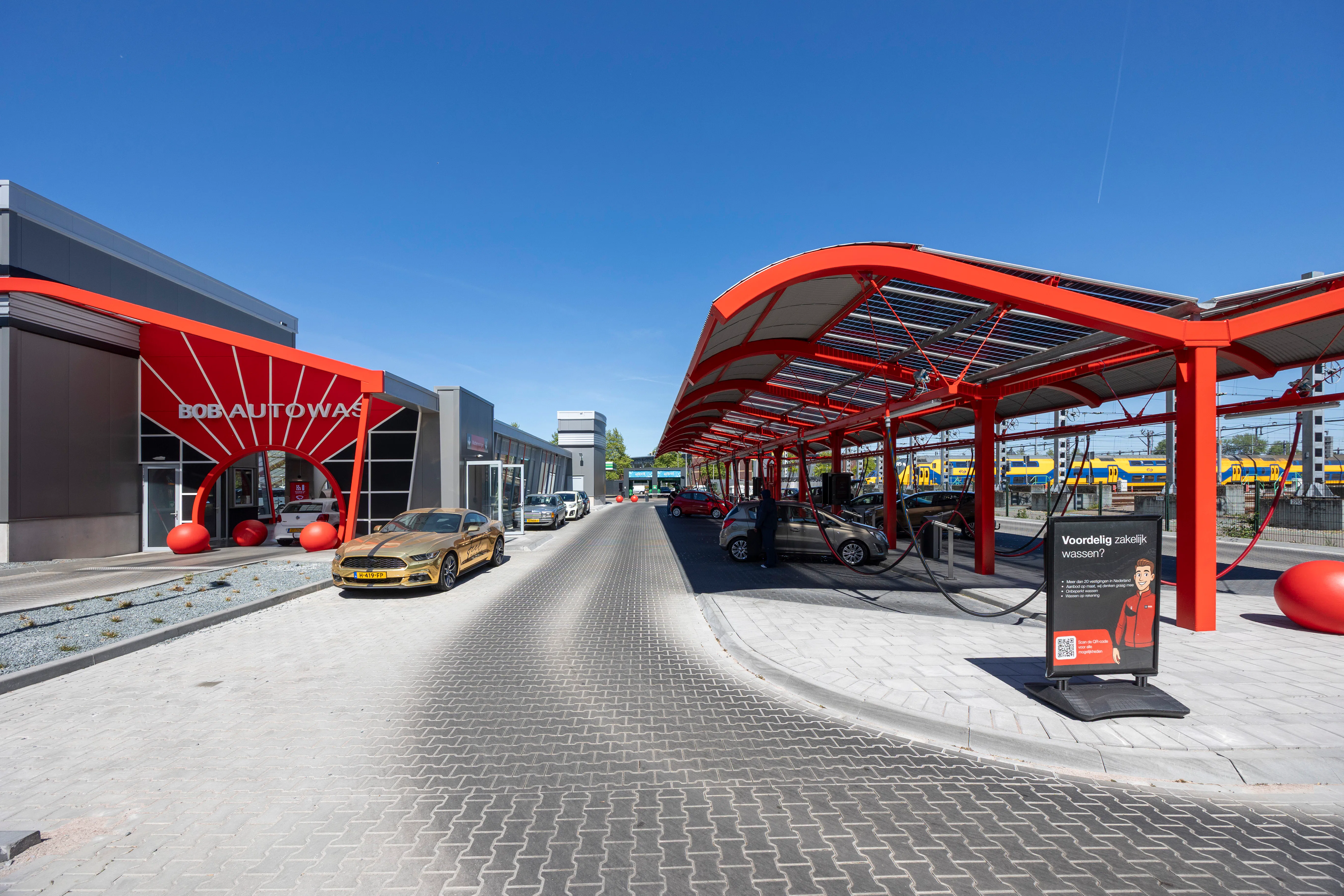 De moderne carwash is veel meer dan een wasstraat alleen. Exploitanten investeren in stofzuigpleinen, duurzame energie en digitale diensten om klanten aan zich te binden. - Foto: Herbert Wiggerman
