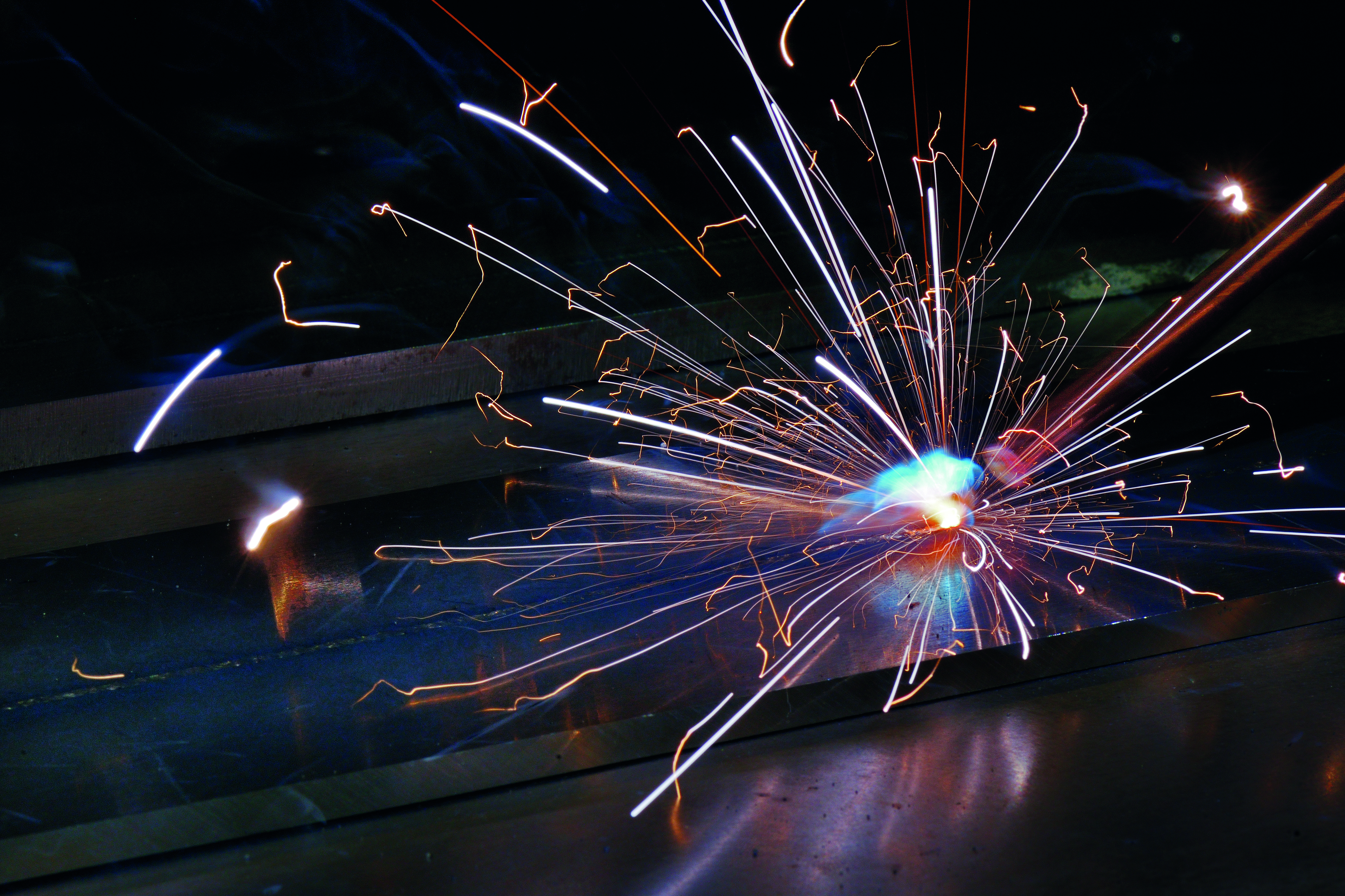 Laserlassen maakt zeer nauwkeurige verbindingen mogelijk met minimale warmte-inbreng, wat de elektrische weerstand en energieverliezen in accupakketten beperkt. - Foto: Fraunhofer ILT