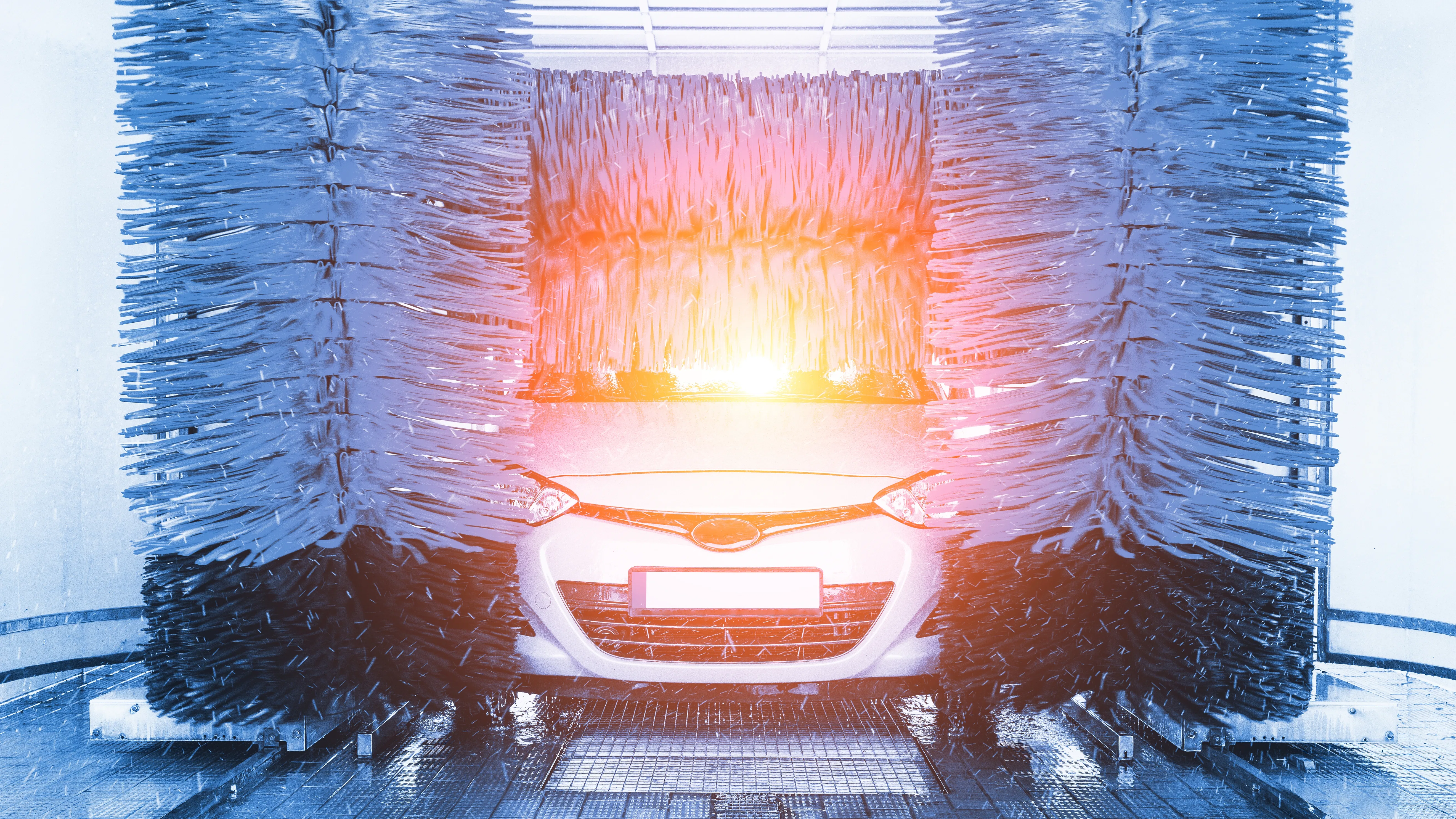 Dankzij slimmere ontwerpen en effectievere wasmiddelen verwerken moderne wasinstallaties steeds meer auto’s in minder tijd. Foto: Shutterstock