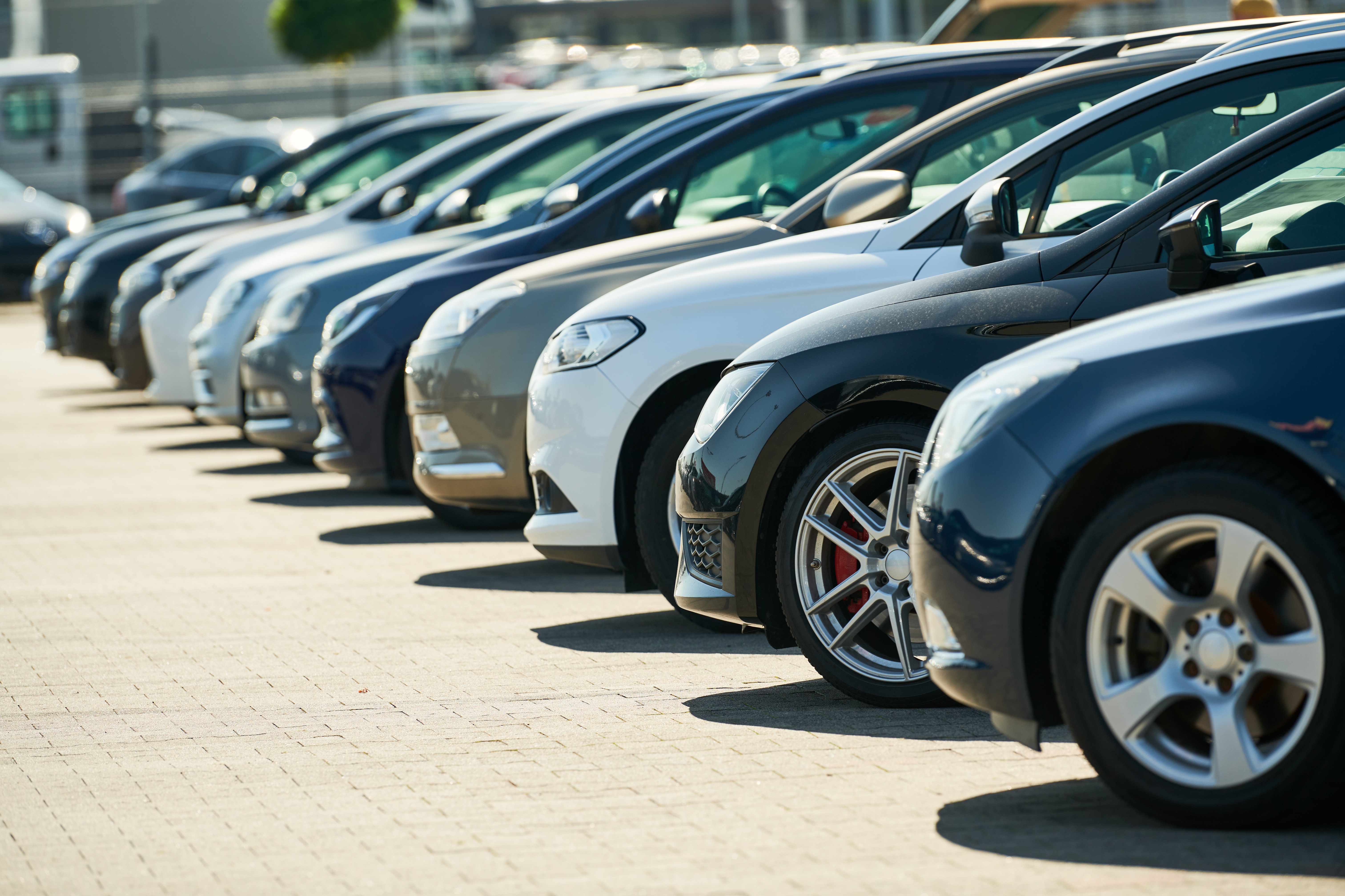 Occasions houden zich steeds minder aan landsgrenzen: Nederland importeert gebruikte auto’s inmiddels voor miljarden. Foto: Shutterstock