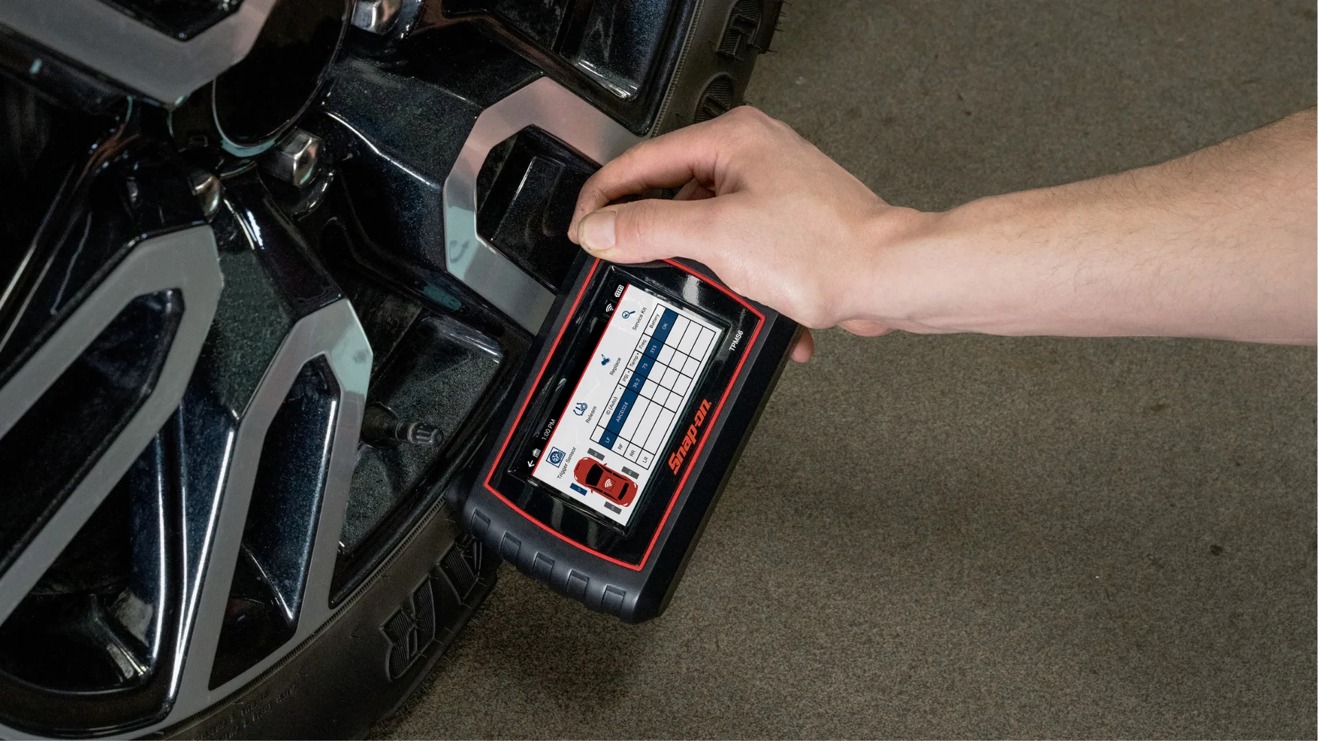 De tester kan sensoren activeren en uitlezen en geeft daarbij direct inzicht in zaken als sensor-ID, bandenspanning, temperatuur en batterijstatus. - Foto: Snap-on