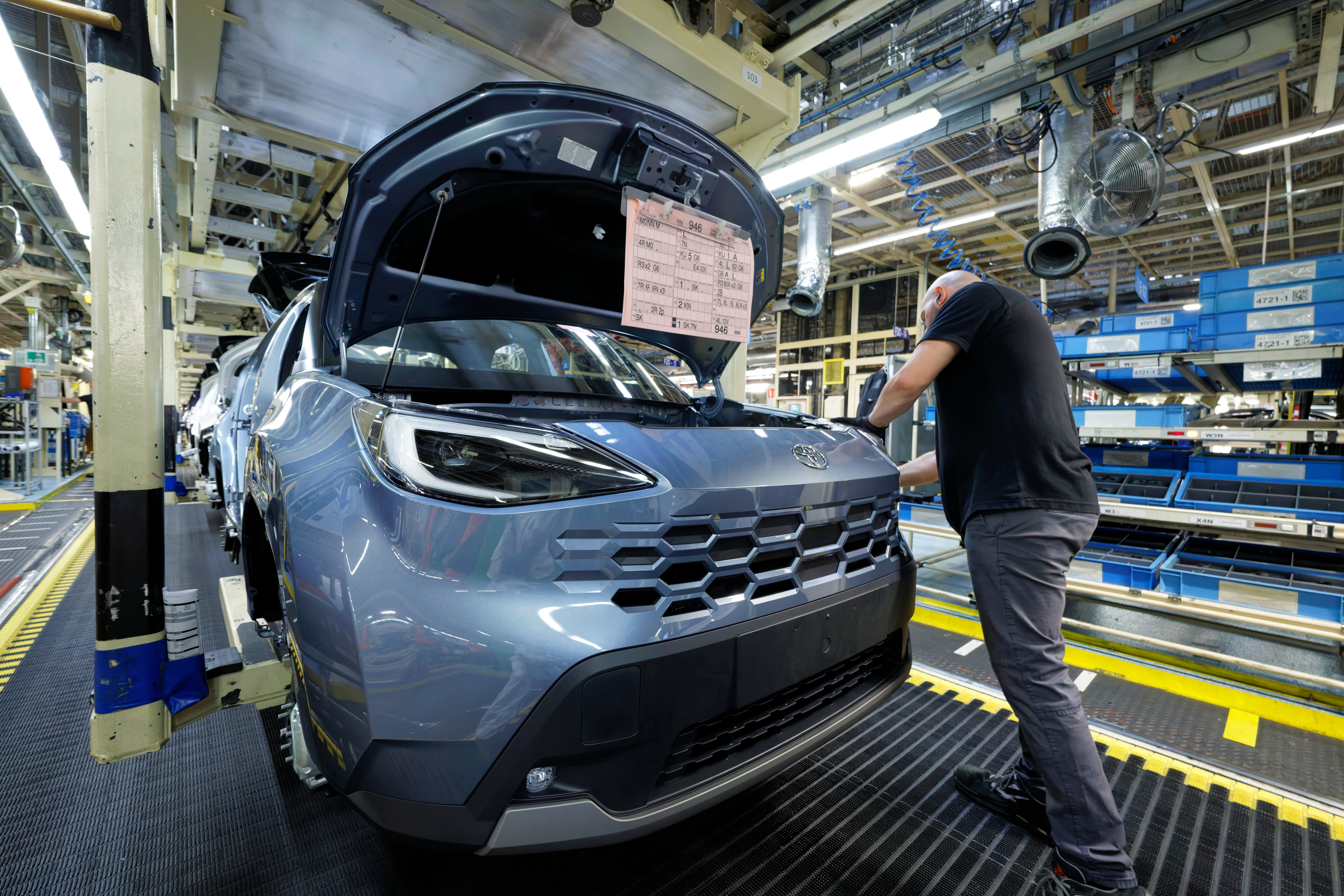 Nieuwe Toyota Yaris Cross rolt van de band. Ondanks de hoge mate van automatisering blijft de eindassemblage grotendeels handwerk. - Foto's: Toyota