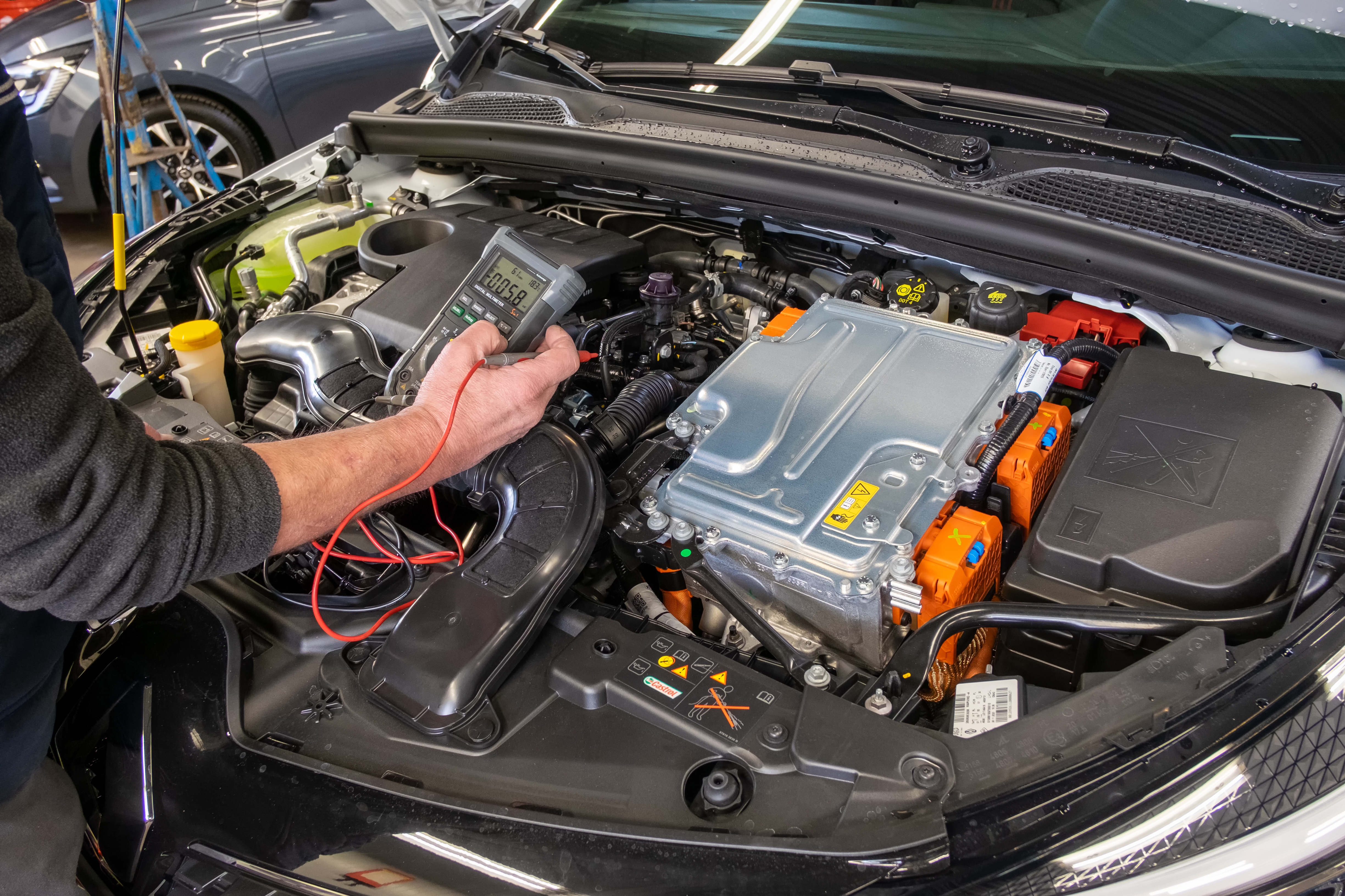 Vooral de sterke opmars van plug-inhybrides biedt kansen voor onafhankelijke werkplaatsen. Deze voertuigen combineren een verbrandingsmotor met een elektrische aandrijflijn, waardoor zowel traditioneel als elektrisch onderhoud nodig blijft. - Foto: Tim de Voogt / ANP