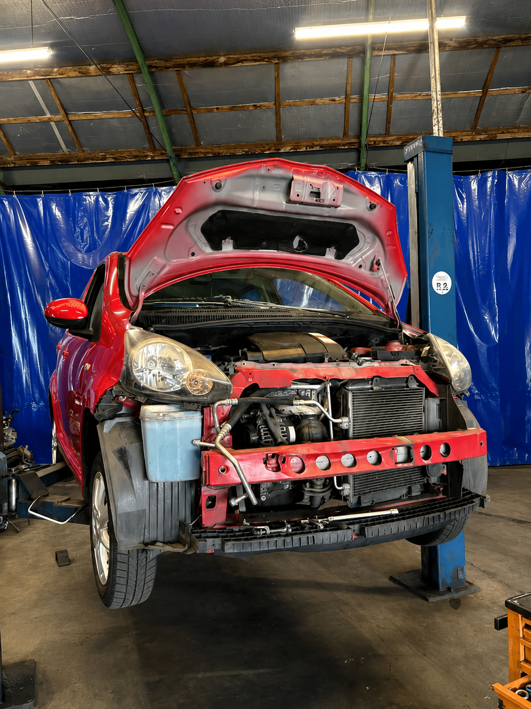 De Aygo van JMYARIS, met helemaal voorin de condensor. Als we die nou eens onder druk zetten met uiterst brandbaar gas. En we raken betrokken in een kleine kop-staartbotsing. Goed idee? (Foto Autoweek)
