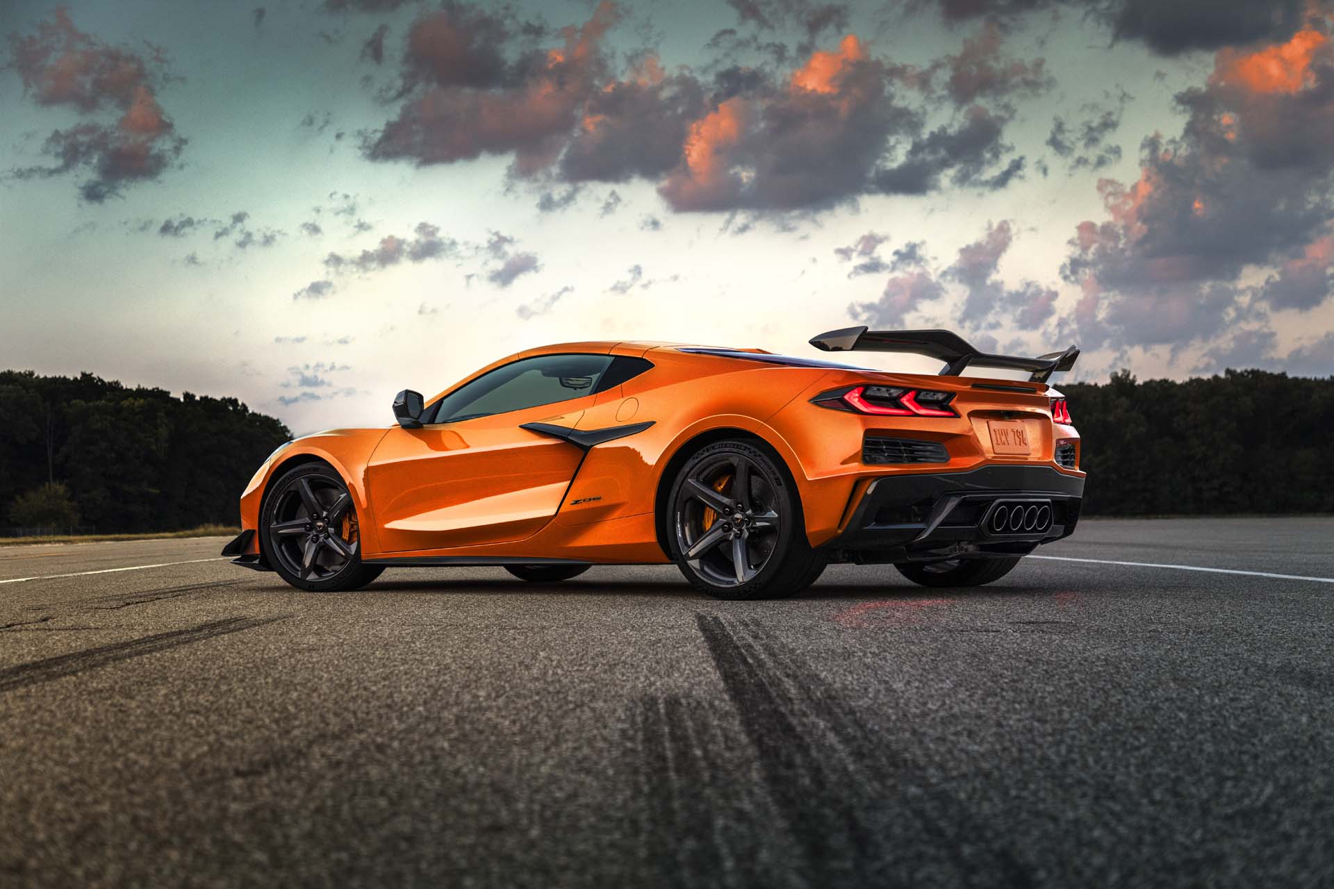 Chevrolet roept bepaalde Corvette Z06- en ZR1-modellen terug omdat gemorste benzine bij de tankopening via de koelventilator brandgevaar kan veroorzaken. - Foto's: Fabrikanten