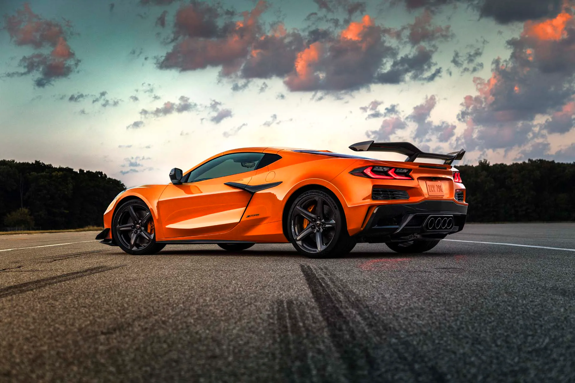 Chevrolet roept bepaalde Corvette Z06- en ZR1-modellen terug omdat gemorste benzine bij de tankopening via de koelventilator brandgevaar kan veroorzaken. - Foto's: Fabrikanten