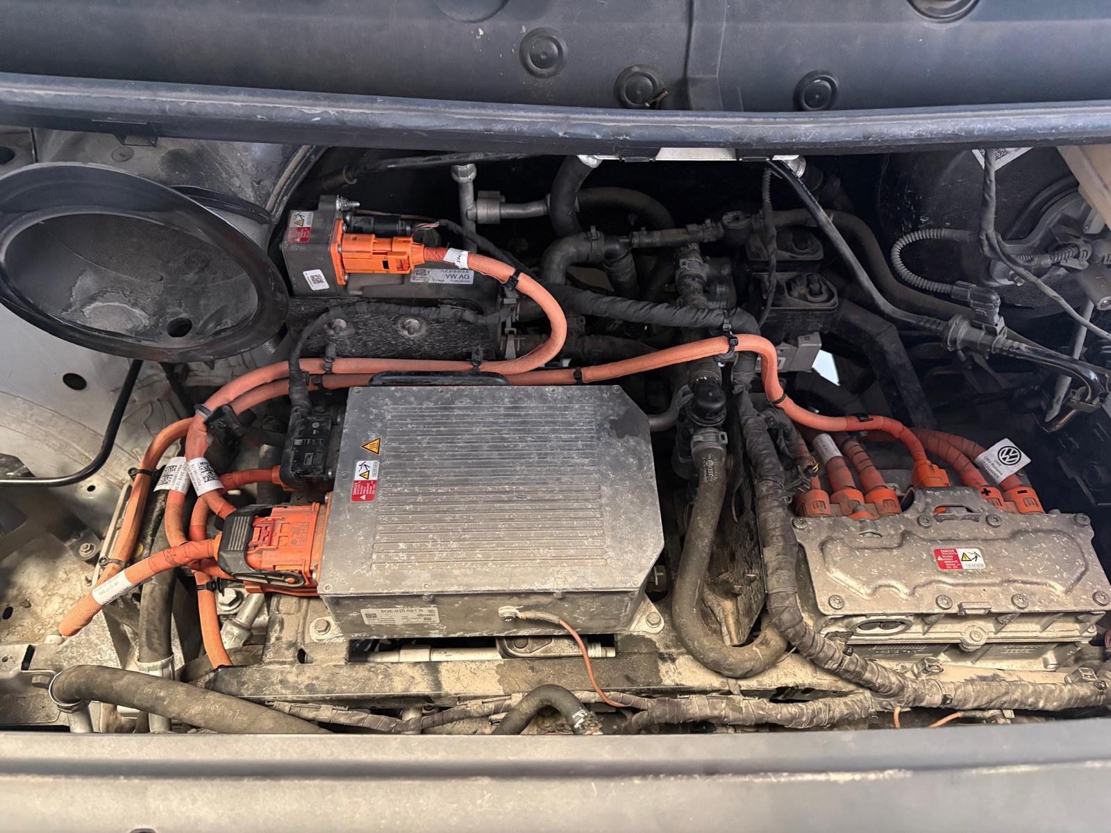 Motorruimte van de e-Crafter met boven links van het midden de PTC-heater.