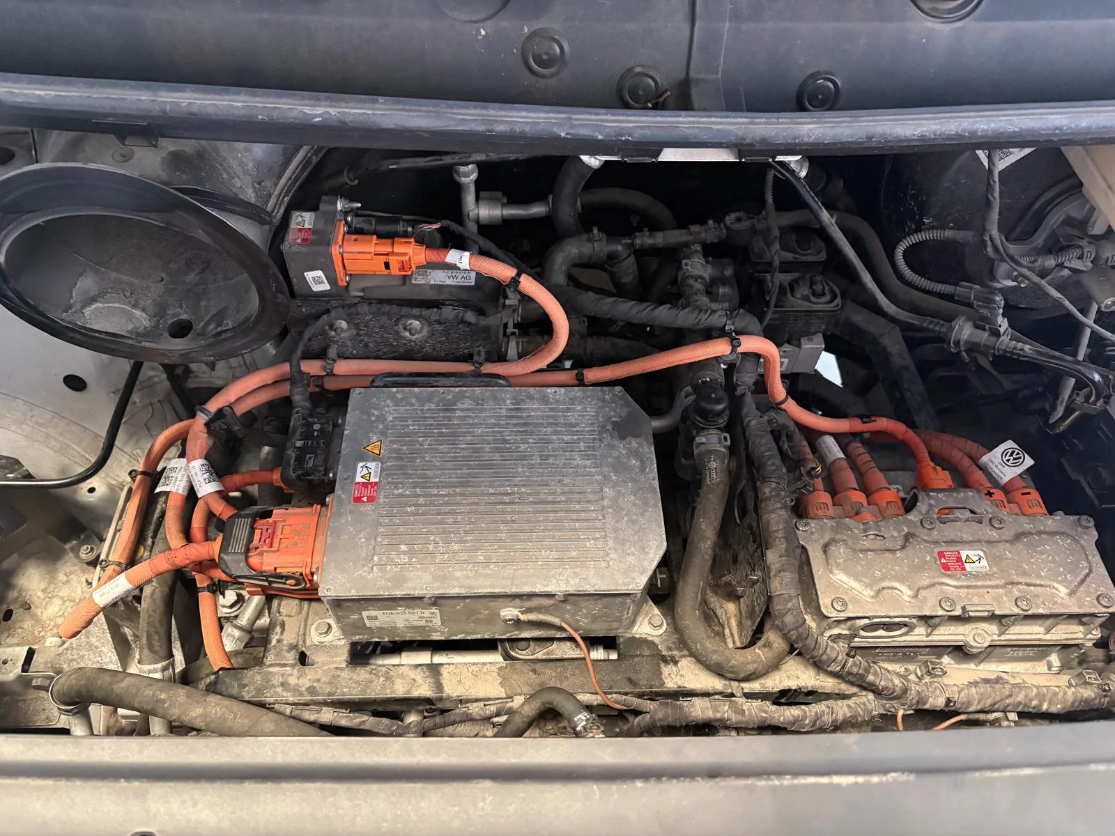Motorruimte van de e-Crafter met boven links van het midden de PTC-heater.