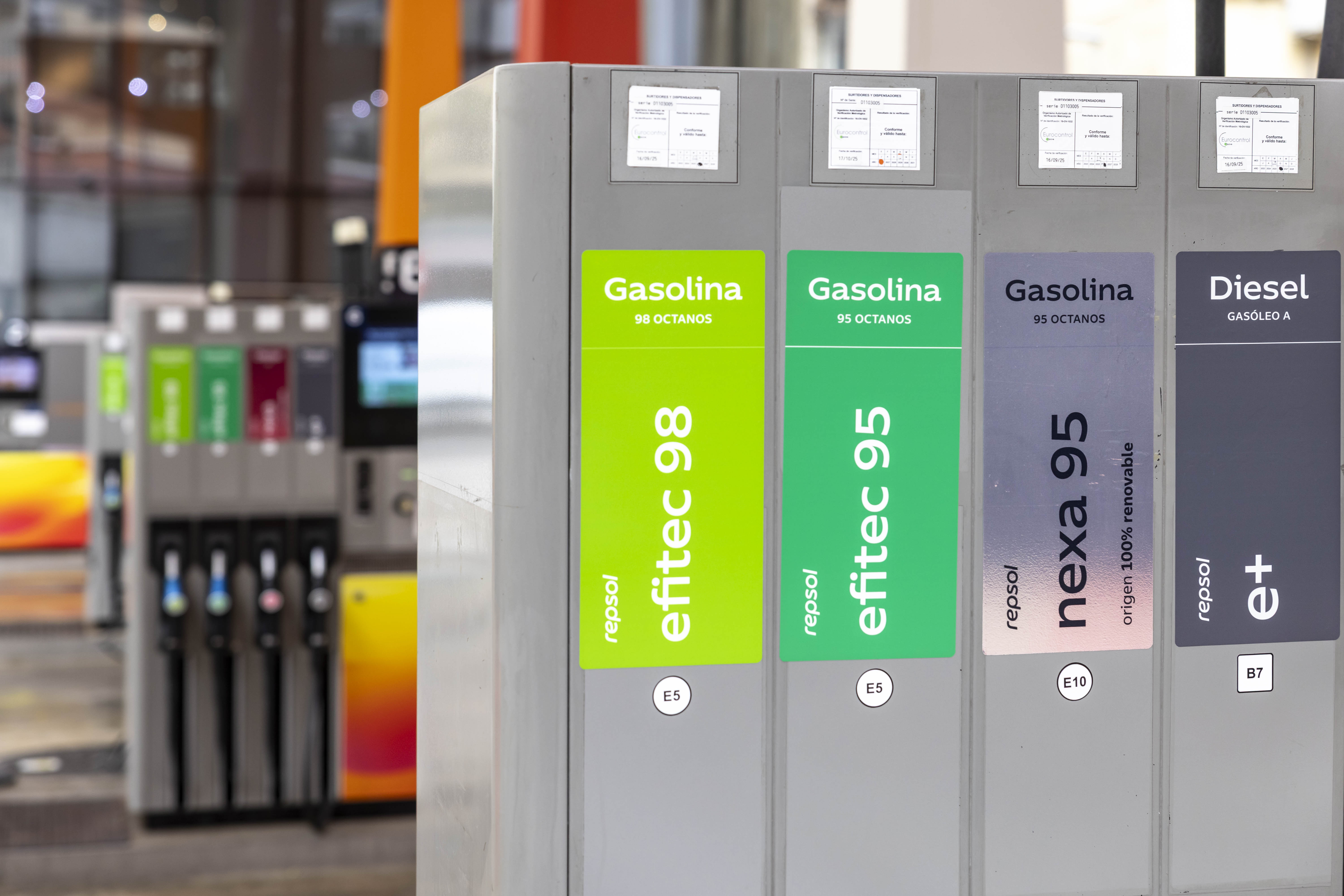 Is dat nog duur om te maken, Nexa 95 met die chemische ingrepen? Ongeveer negen cent per liter extra, toont de praktijk. Het tankeiland op de achtergrond biedt Nexa-diesel, onder het rode label.