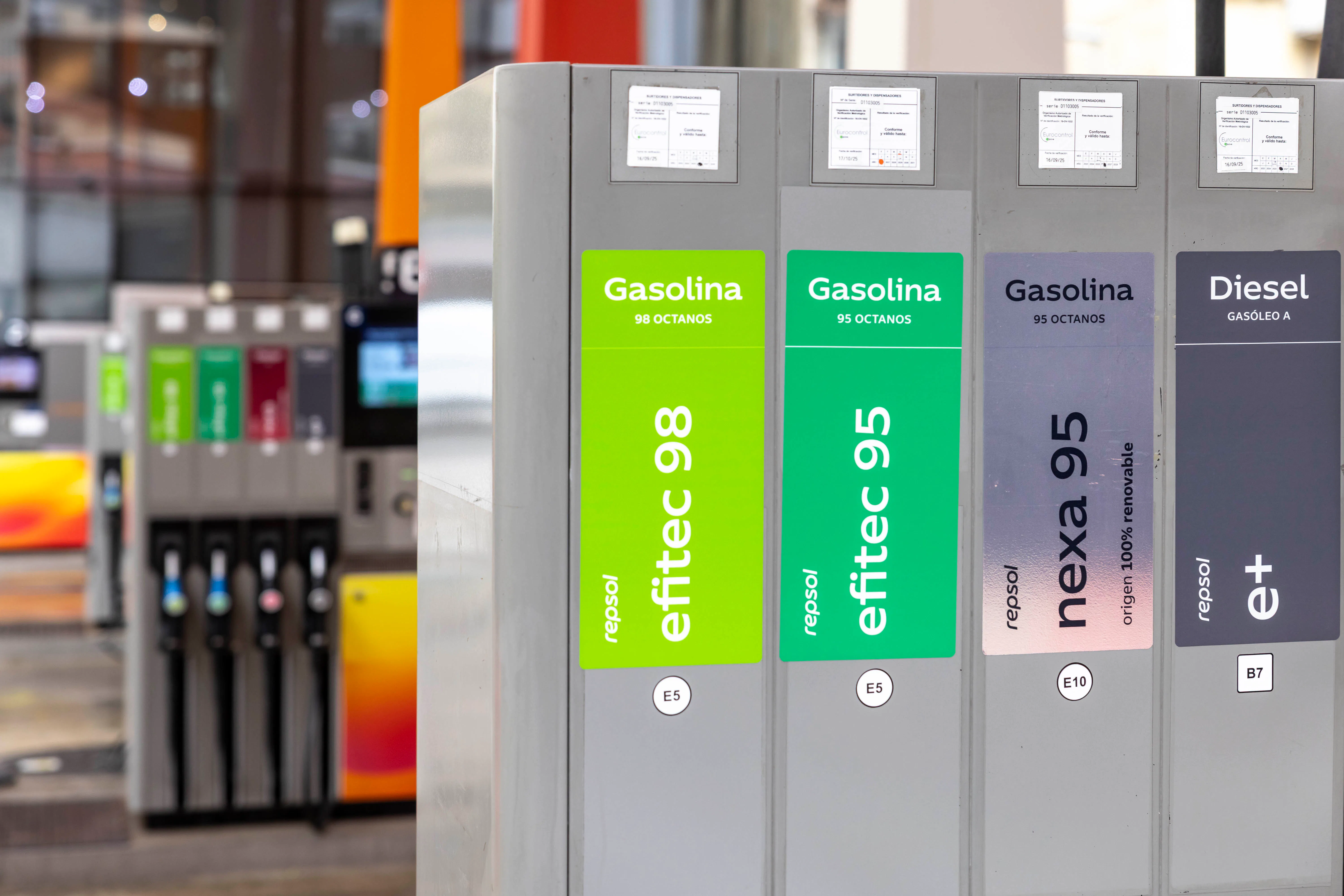 Is dat nog duur om te maken, Nexa 95 met die chemische ingrepen? Ongeveer negen cent per liter extra, toont de praktijk. Het tankeiland op de achtergrond biedt Nexa-diesel, onder het rode label.