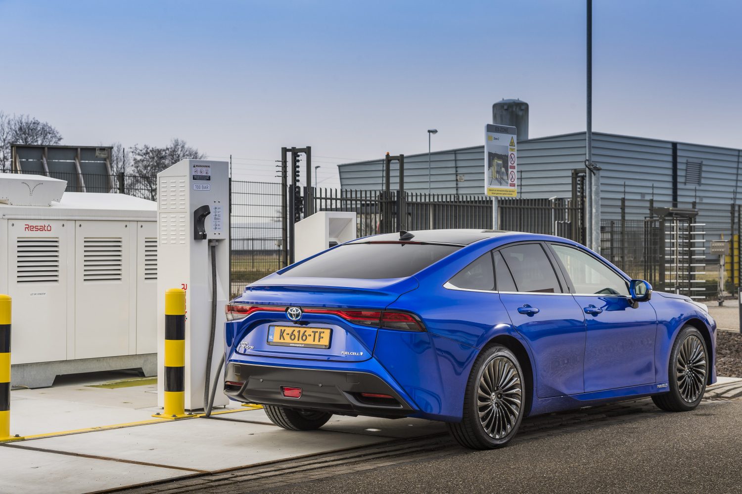 Veel waterstofauto’s zoals de Toyota Mirai zijn er (nog) niet, tankstations evenmin. Maar dat alles batterij-elektrisch wordt, staat ook nog niet vast. foto: Toyota