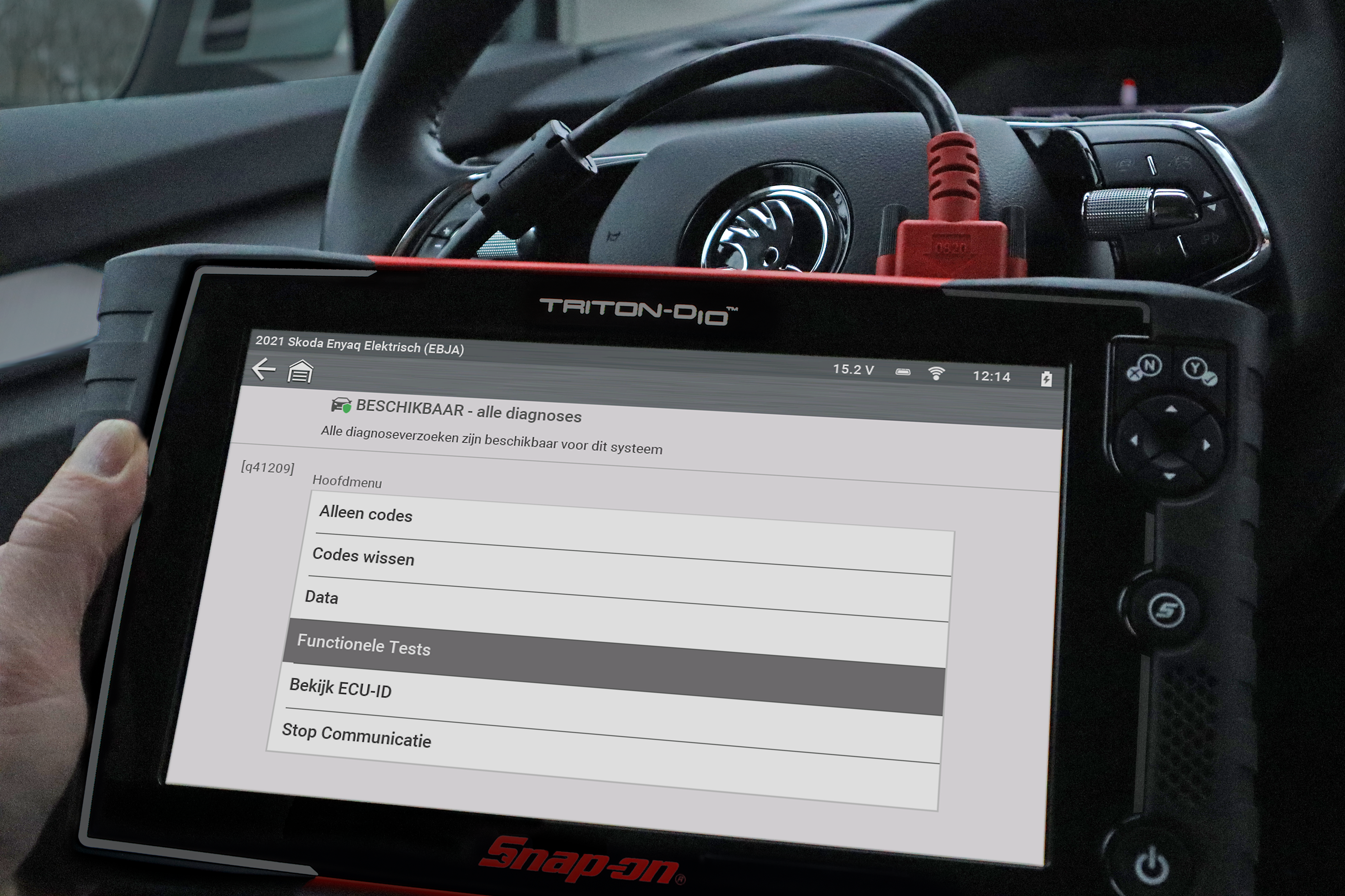 De TRITON D10 van Snap‑on met 10‑inch touchscreen en Fast‑Track Intelligent Diagnostics, dat bij een foutcode direct alle relevante informatie toont. Foto: Snap-on