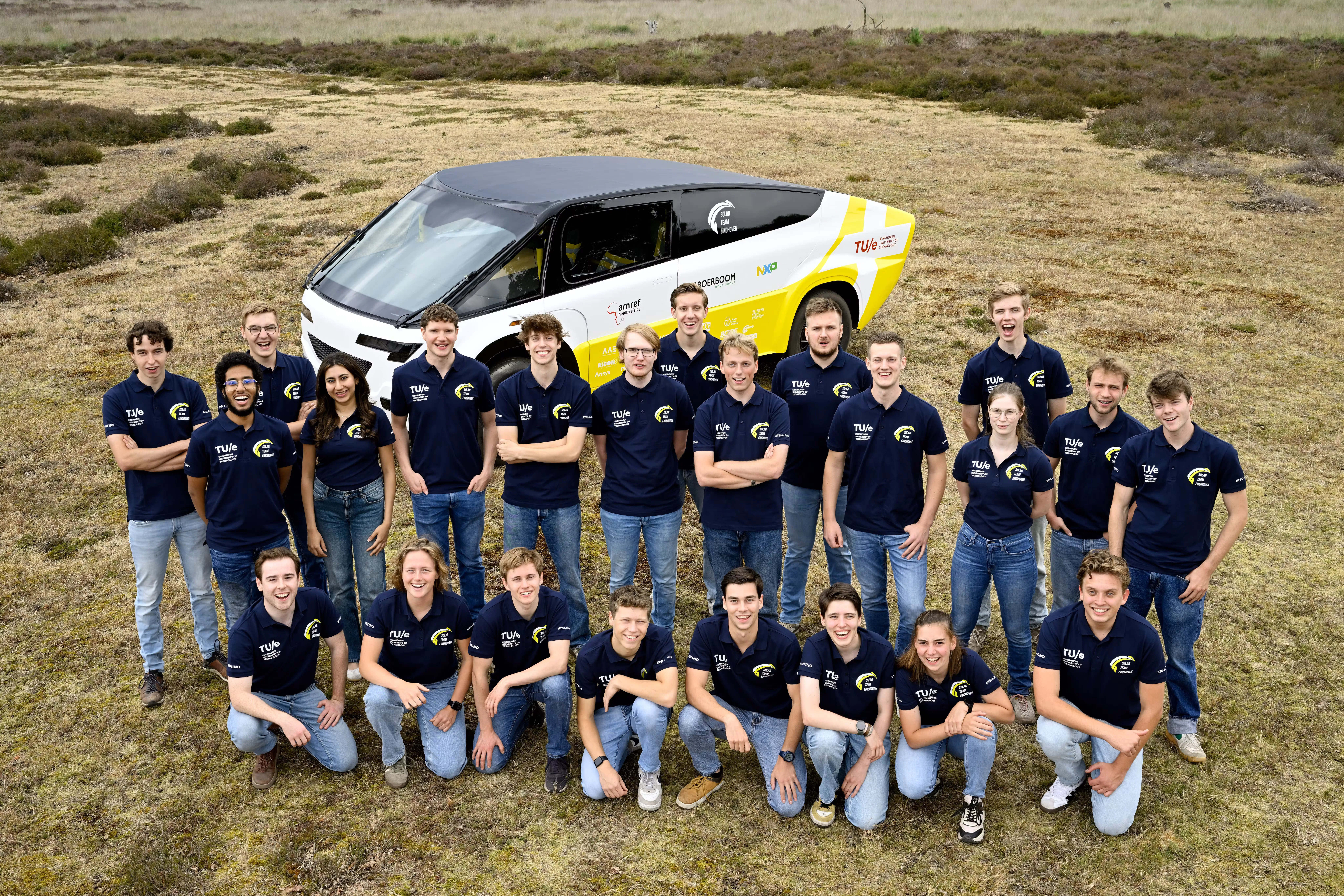 Het studententeam van TUe dat de Stella doorontwikkelde tot een volledig autonome mobiele medische hulppost. (foto Bart van Overbeeke)