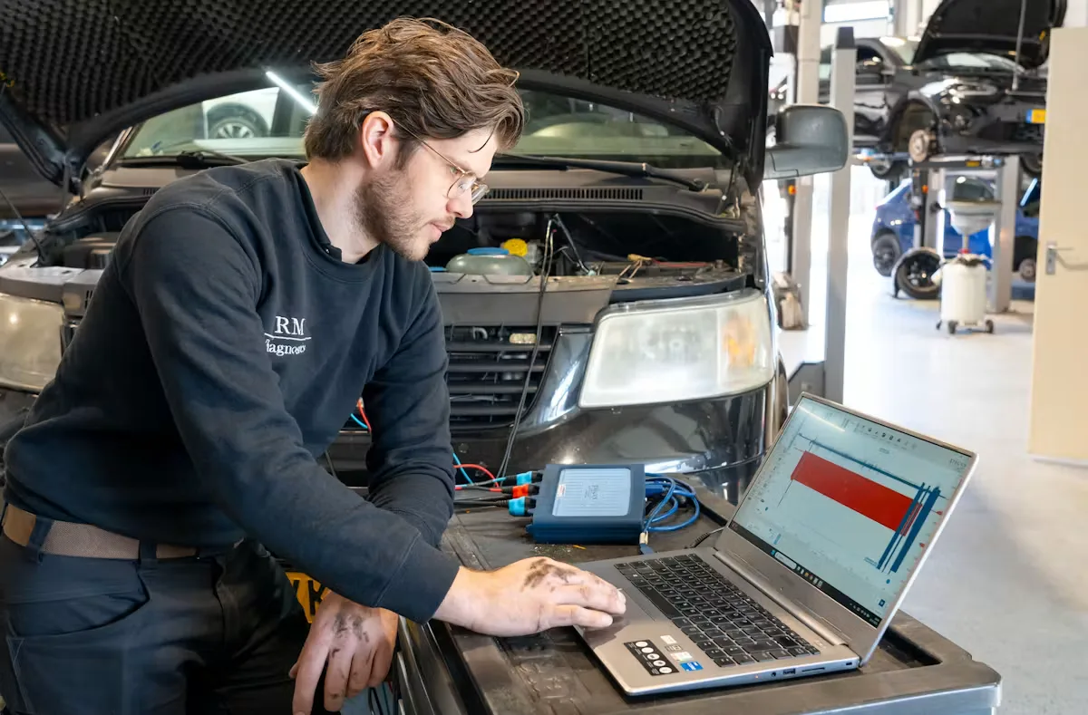 Roy Miltenburg van RM Diagnostics ondersteunt autobedrijven op locatie en heeft zijn PicoScope altijd bij zich. Foto: AA-Equipment