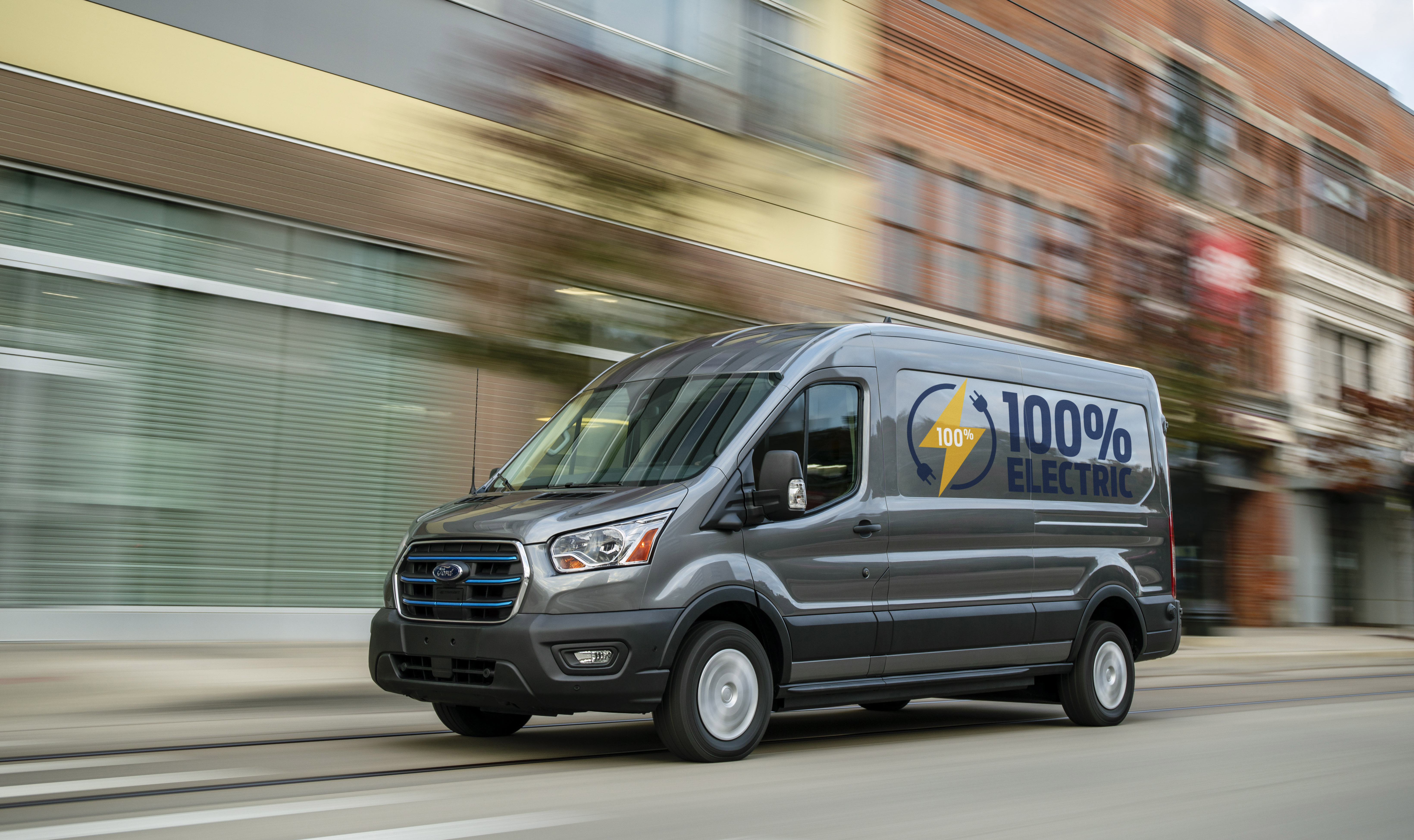 De ruitenwissers van een Ford E-Transit werken uitsluitend op de hoogste snelheid en de ruitensproeiers functioneren helemaal niet. De autotechnicus monteert een gebruikte BCM en laat die op afstand programmeren. Dat blijkt niet de oplossing. Wat wel?