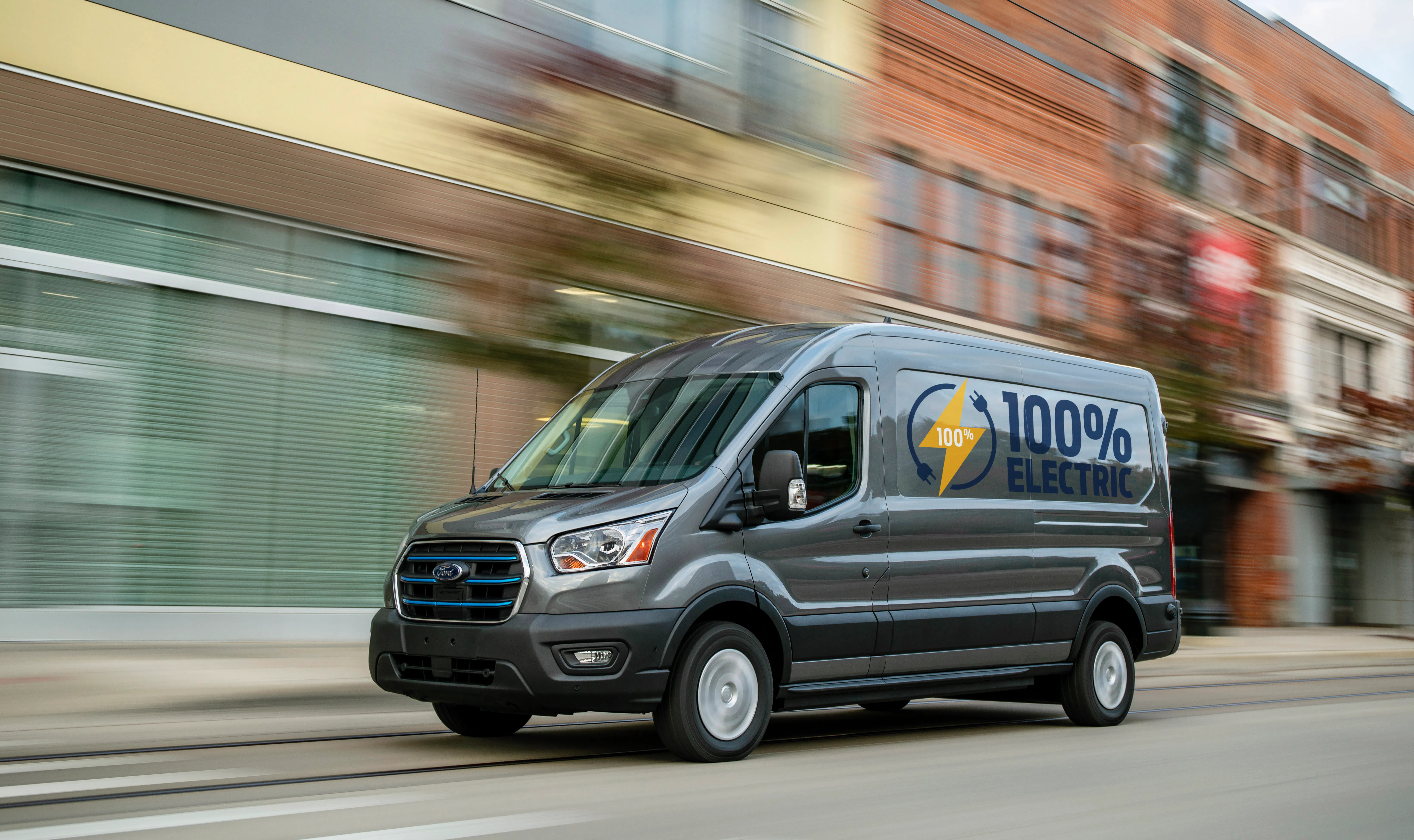 De ruitenwissers van een Ford E-Transit werken uitsluitend op de hoogste snelheid en de ruitensproeiers functioneren helemaal niet. De autotechnicus monteert een gebruikte BCM en laat die op afstand programmeren. Dat blijkt niet de oplossing. Wat wel?