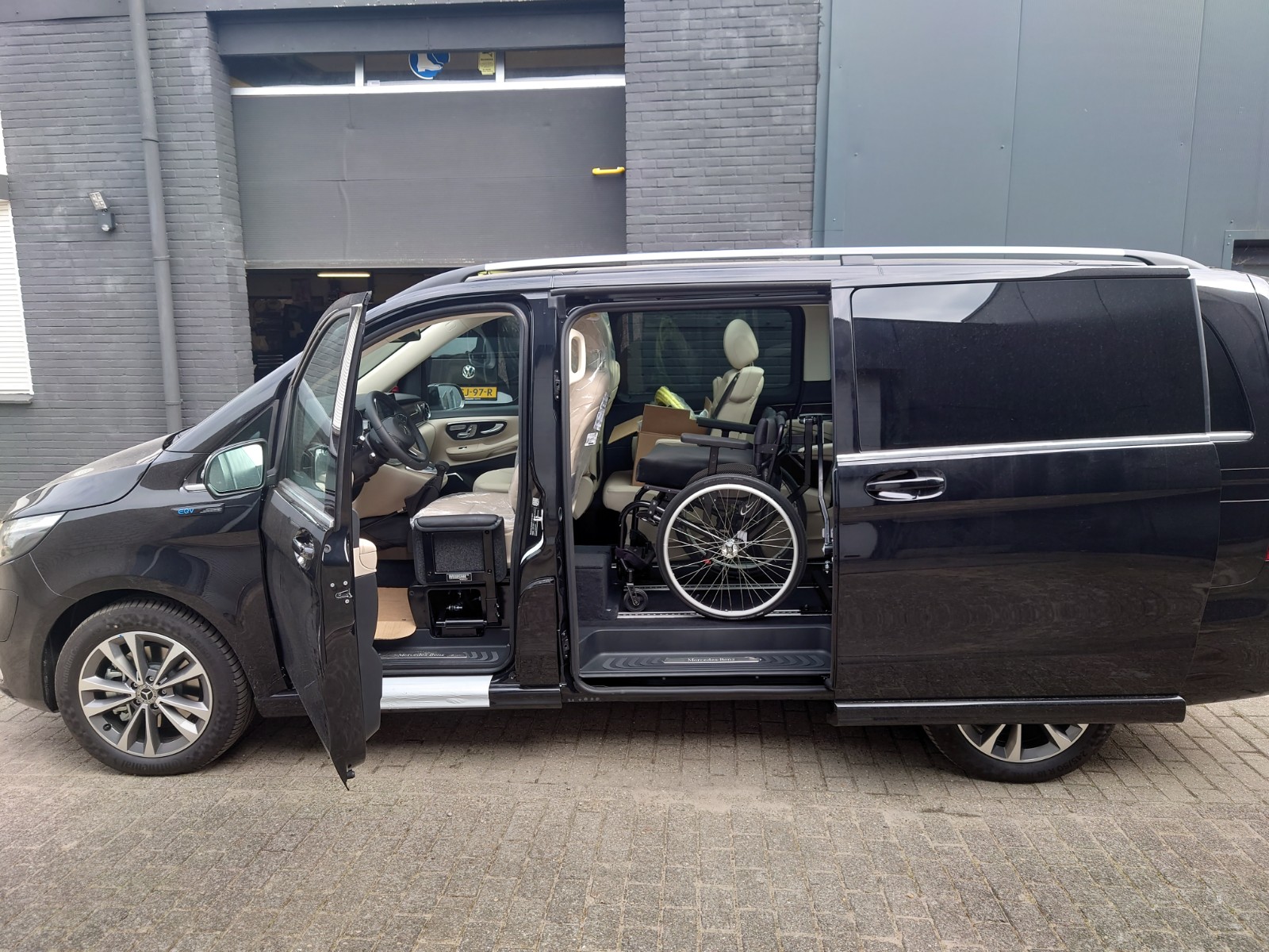 Mercedes EQV met rolstoellift van Weersink. De mogelijkheden zijn heel divers, alles is maatwerk. - Foto's: Weersink Mobility