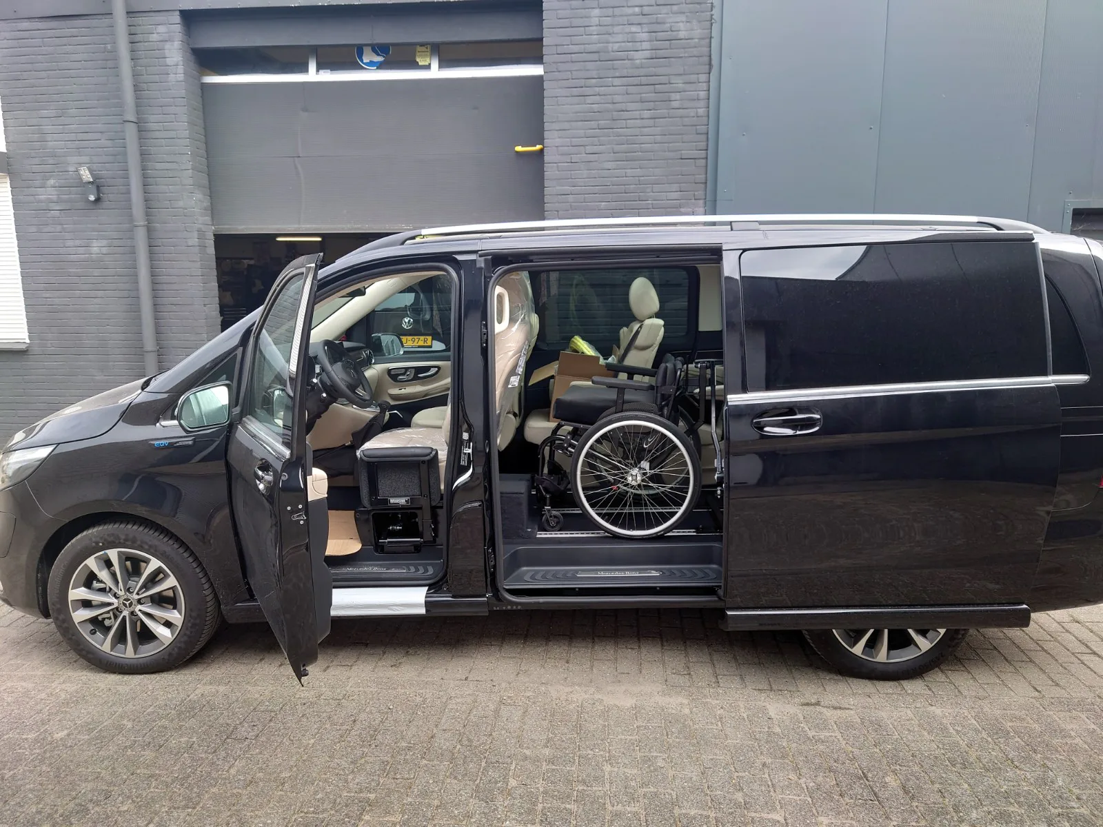 Mercedes EQV met rolstoellift van Weersink. De mogelijkheden zijn heel divers, alles is maatwerk. - Foto's: Weersink Mobility