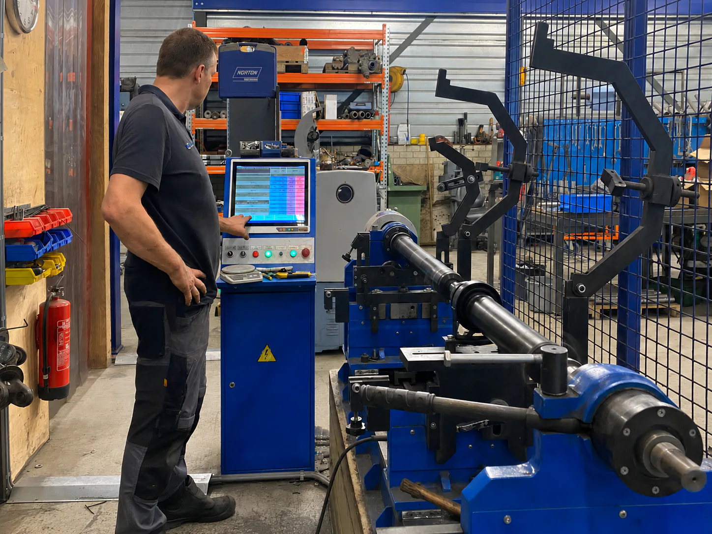 De balanceermachine is cruciaal bij een cardanasrevisie. De balanceerloodjes (door de snelle rotatie van de as hier niet zichtbaar) zijn in de meetfase provisorisch bevestigd. - Foto's: Gert te Lintelo