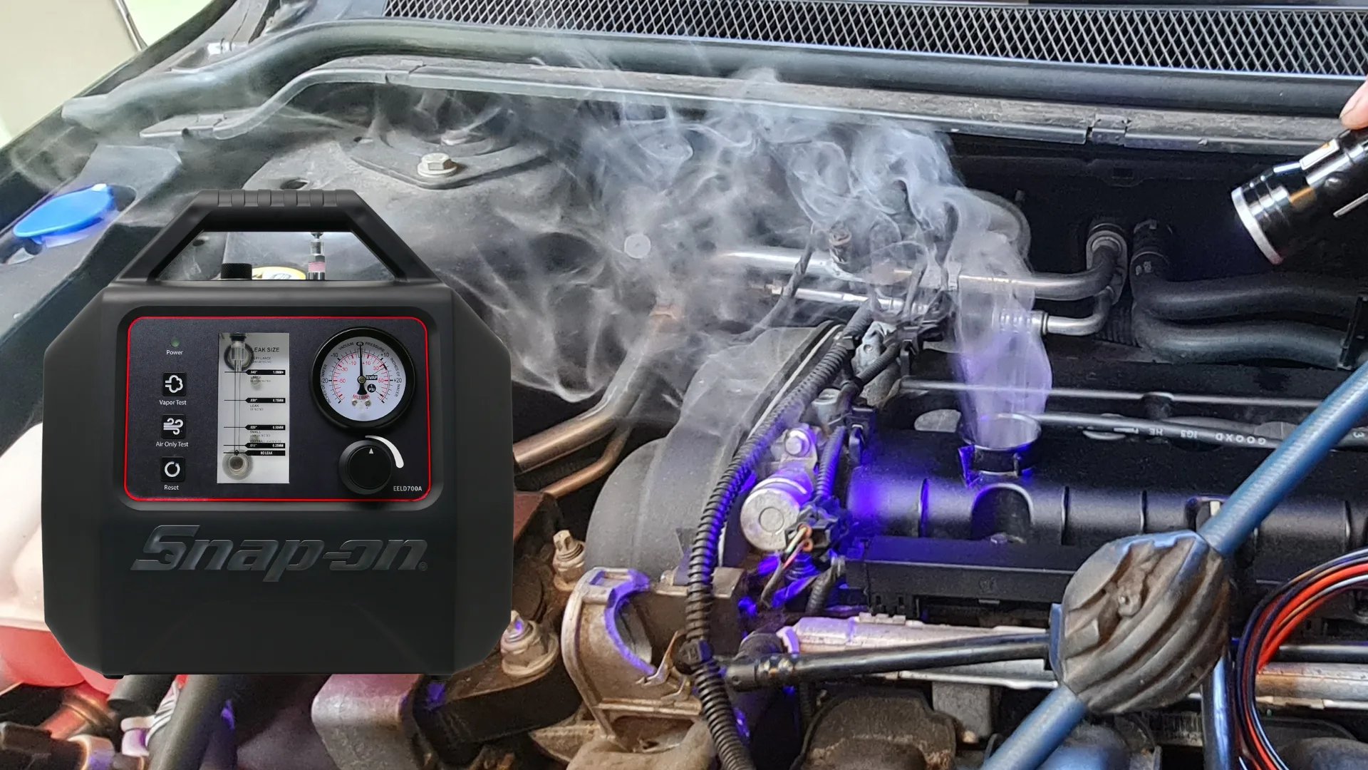 Met de Snap-on EELD700A worden lekkages zichtbaar gemaakt door rook in het systeem te brengen. Zo kunnen ook kleine lekken in EVAP-, inlaat- en uitlaatsystemen snel worden opgespoord. - Foto: Snap-on