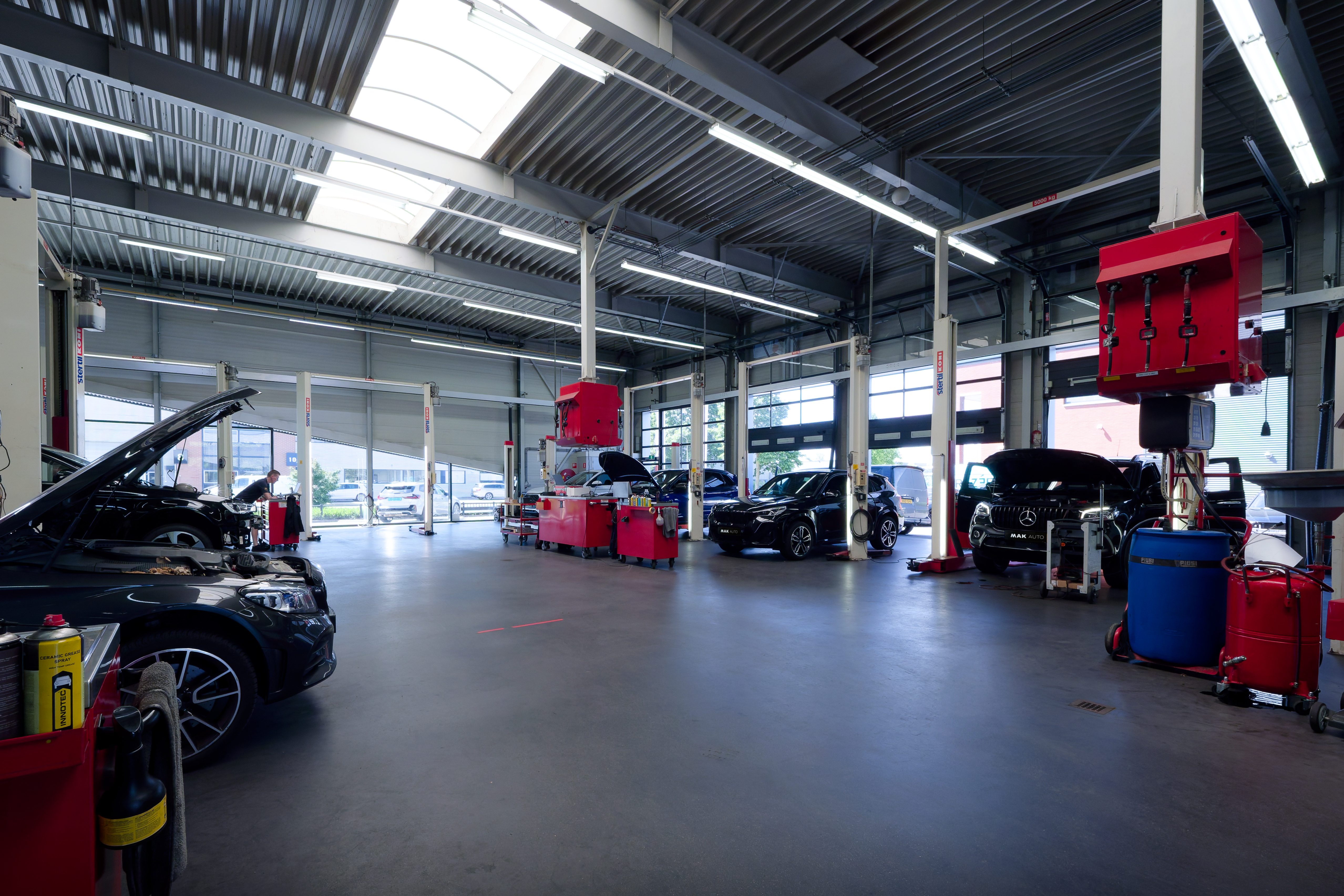 Vanuit de showroom kijk je zo de werkplaats in.  - Foto's: Elco van der Meer