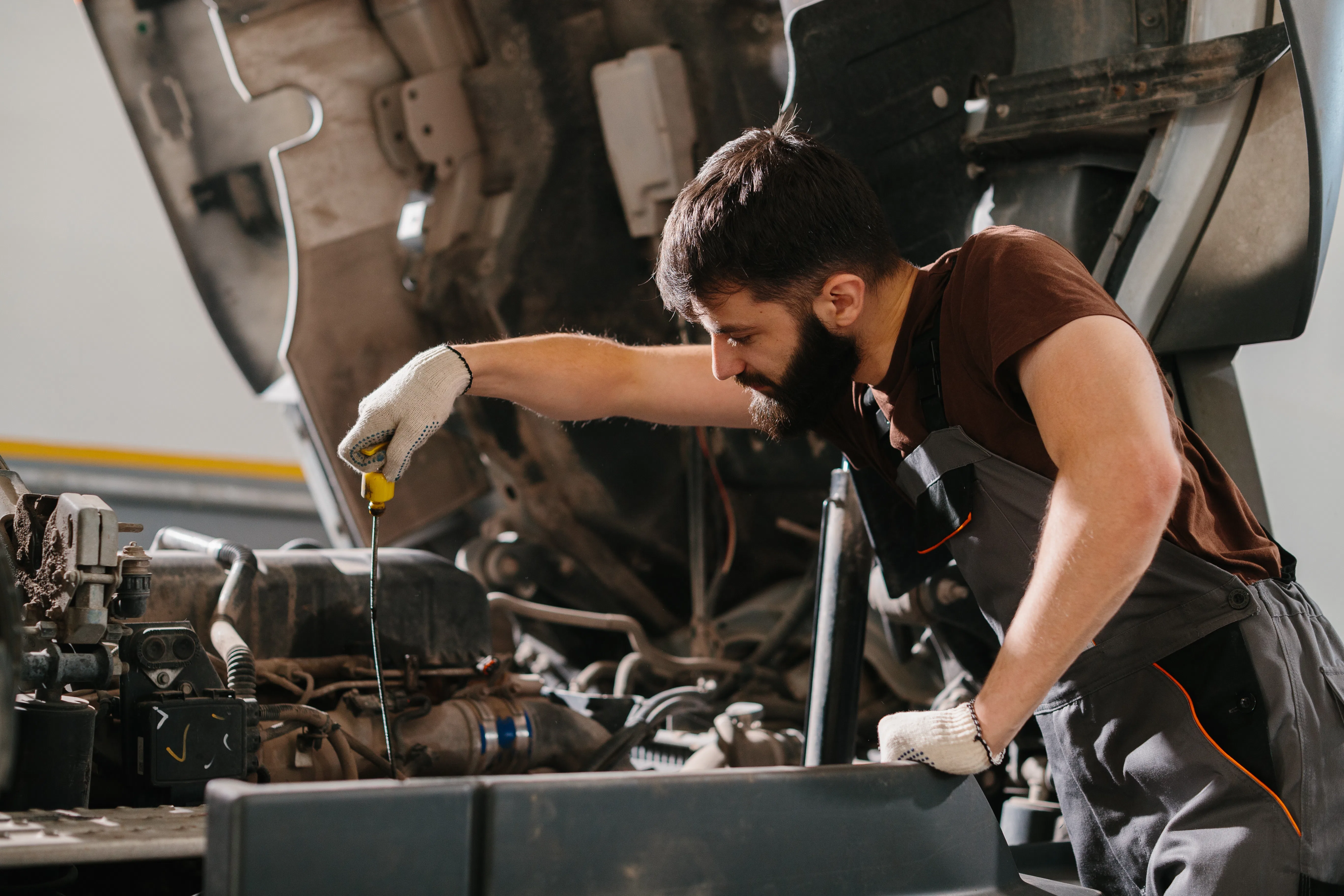 Bedrijfswagentechnicus checkt het oliepeil van een truck. Verbrandt die waterstof, dan vereist dat volgens Wolf speciaal smeermiddel. - Foto: Shutterstock