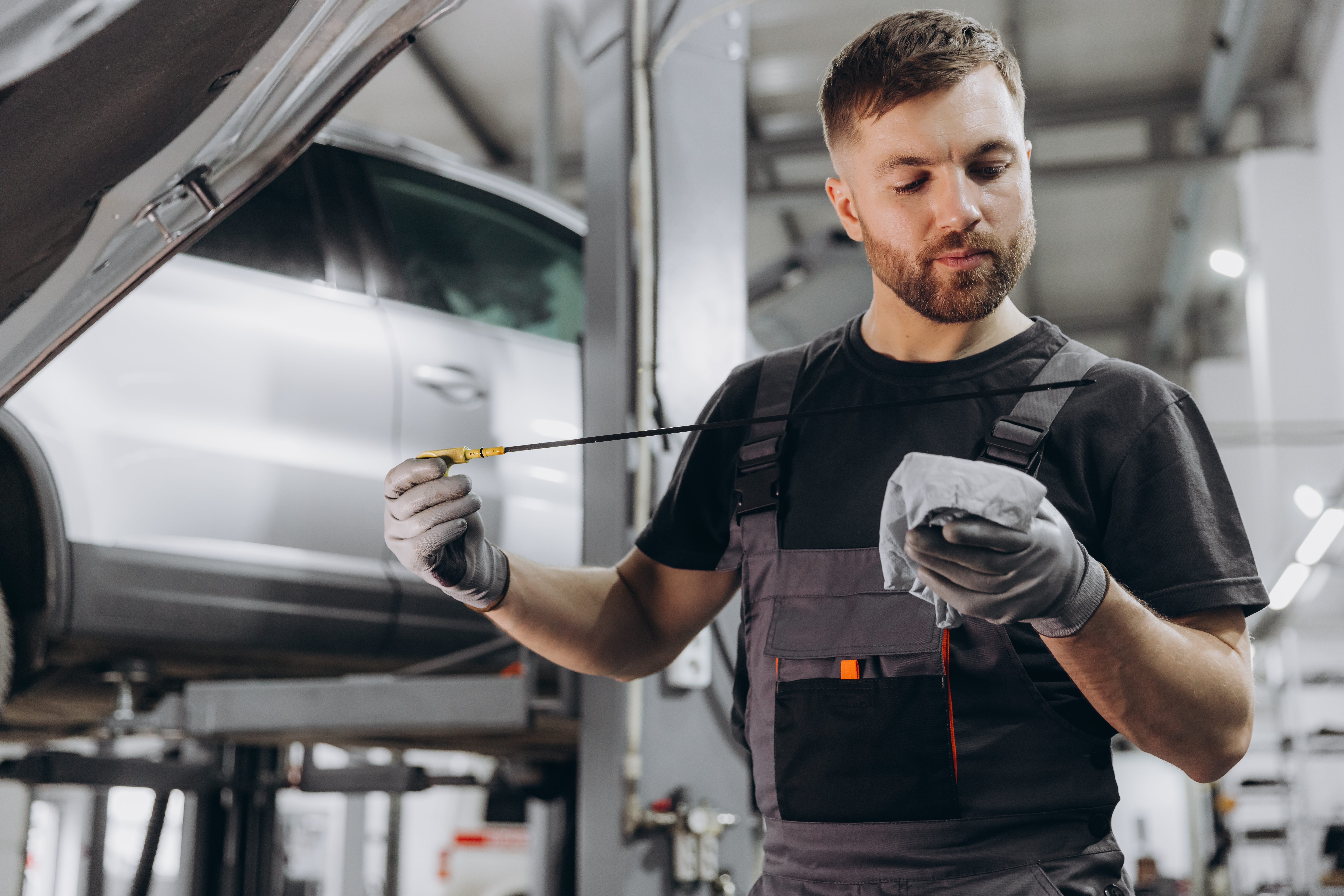 De peilstok vertelt je al een en ander over hoe gezond de motor is. Een lab-analyse vertelt je nog veel meer. - Foto: Shutterstock