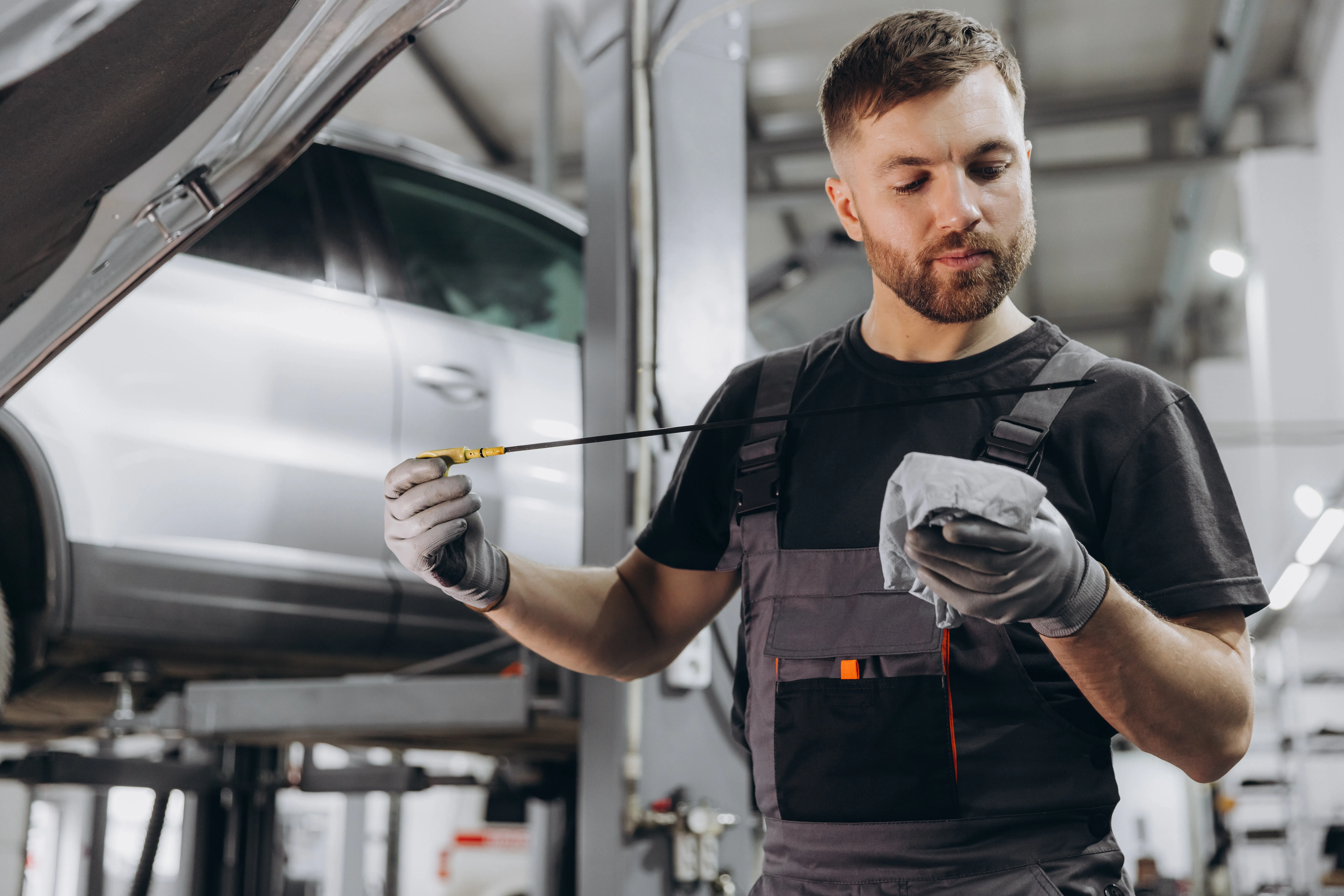 De peilstok vertelt je al een en ander over hoe gezond de motor is. Een lab-analyse vertelt je nog veel meer. - Foto: Shutterstock