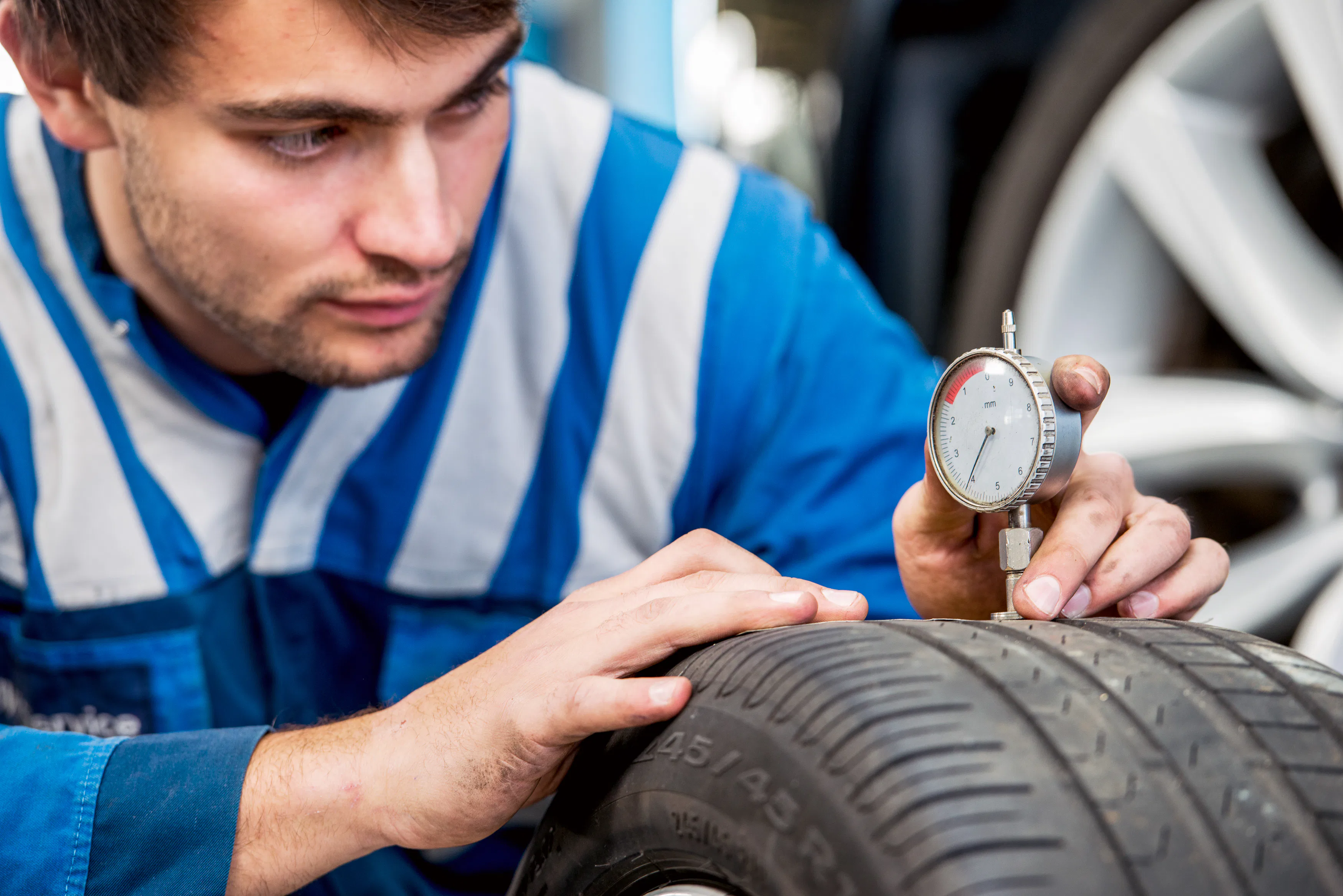 De wegen van de APK zijn soms ondoorgrondelijk. En kennis van banden is niet altijd kennis van banden in de APK. Dat maakte ook deze APK Keurmeesterquiz weer tot een uitdaging. - Foto: Shutterstock
