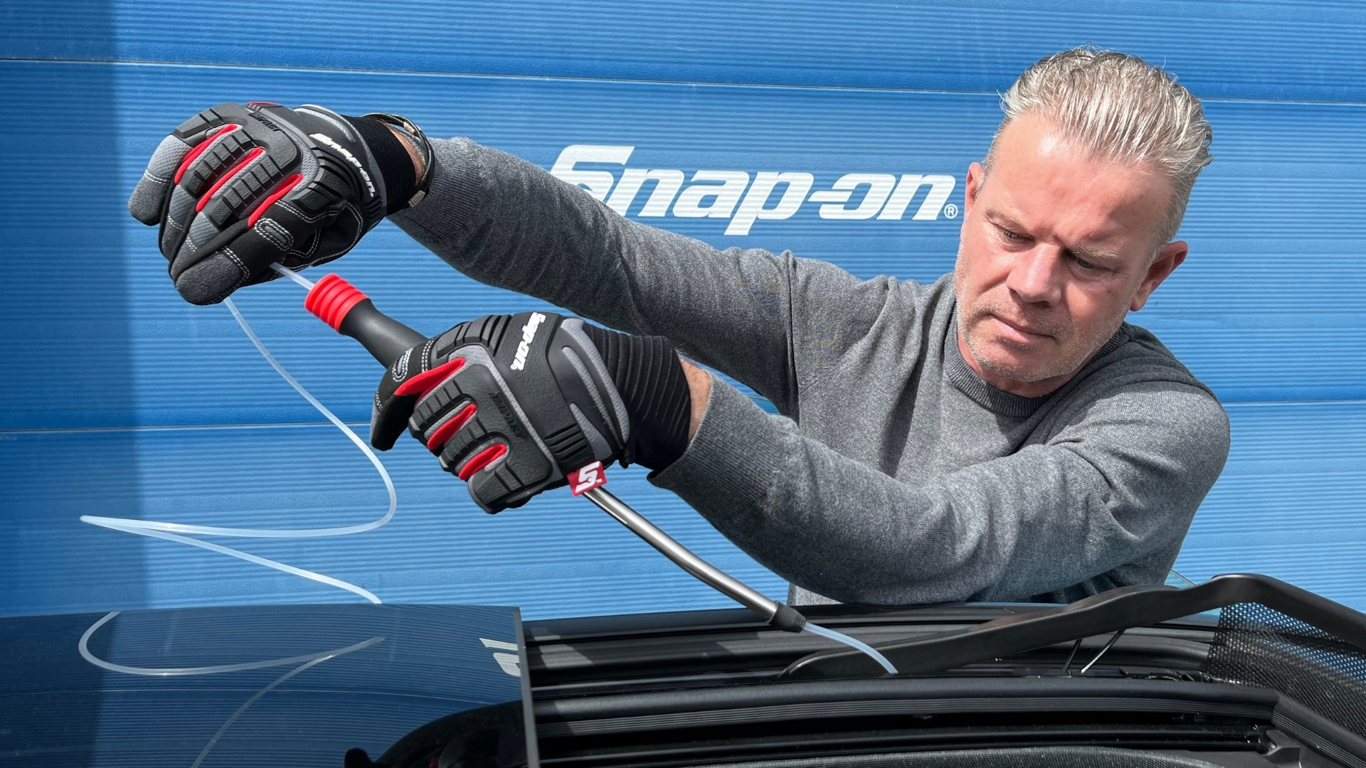 Met deze handige Snap-on tool maak je een schuifdakafvoer schoon zonder al teveel moeite. Dat wil je. Foto: Snap-on
