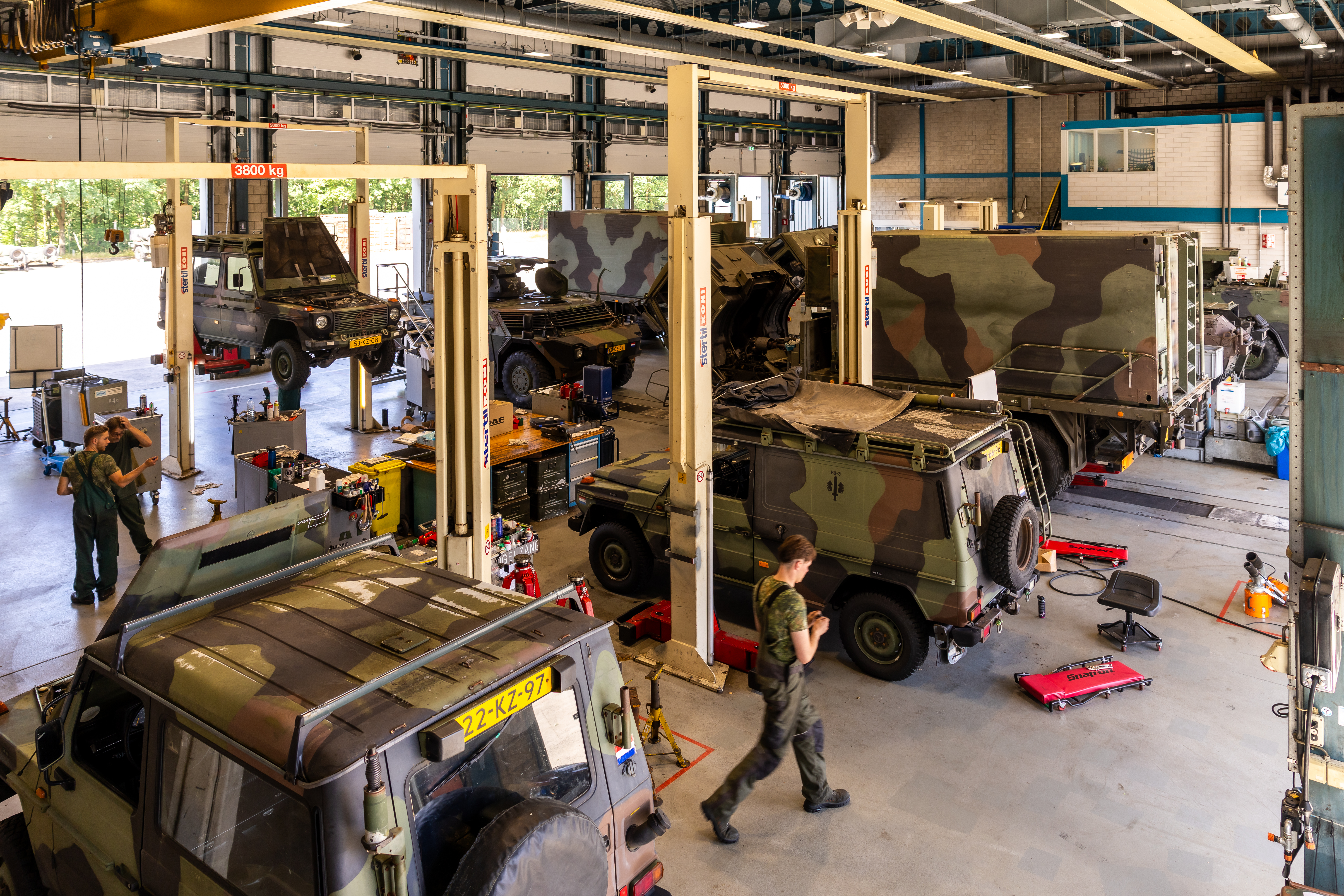 AMT trekt camouflagekleding en legerkisten aan voor een bezoek aan het indrukwekkende werkplaatscomplex van de Luitenant-Generaal Bestkazerne in het Brabantse Vredepeel. Foto's: Mike Tekst & Beeld
