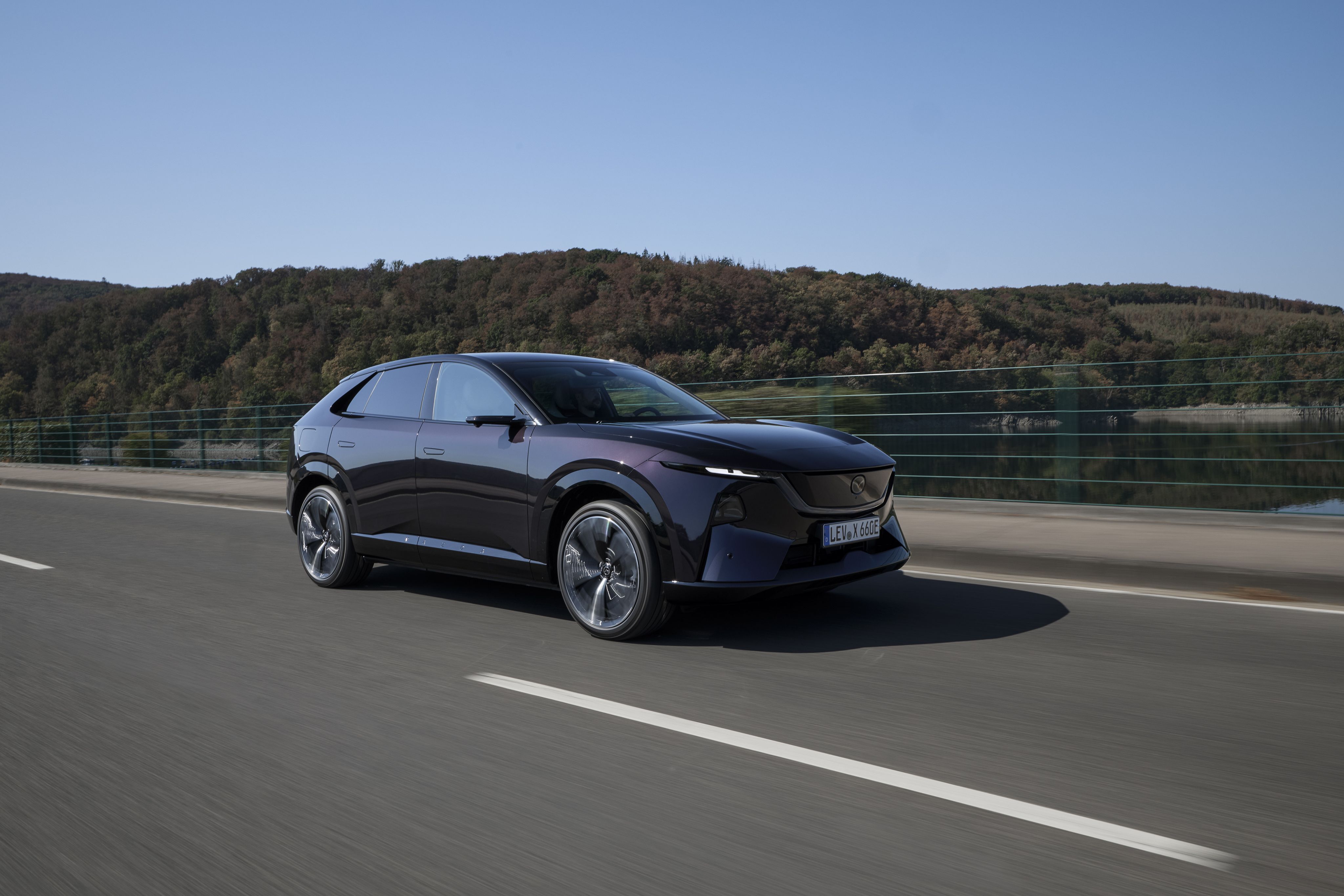 De Mazda CX-6e combineert een 78 kWh LFP-batterij met een 400V-architectuur en maximaal circa 200 kW DC-laden. Foto: Mazda